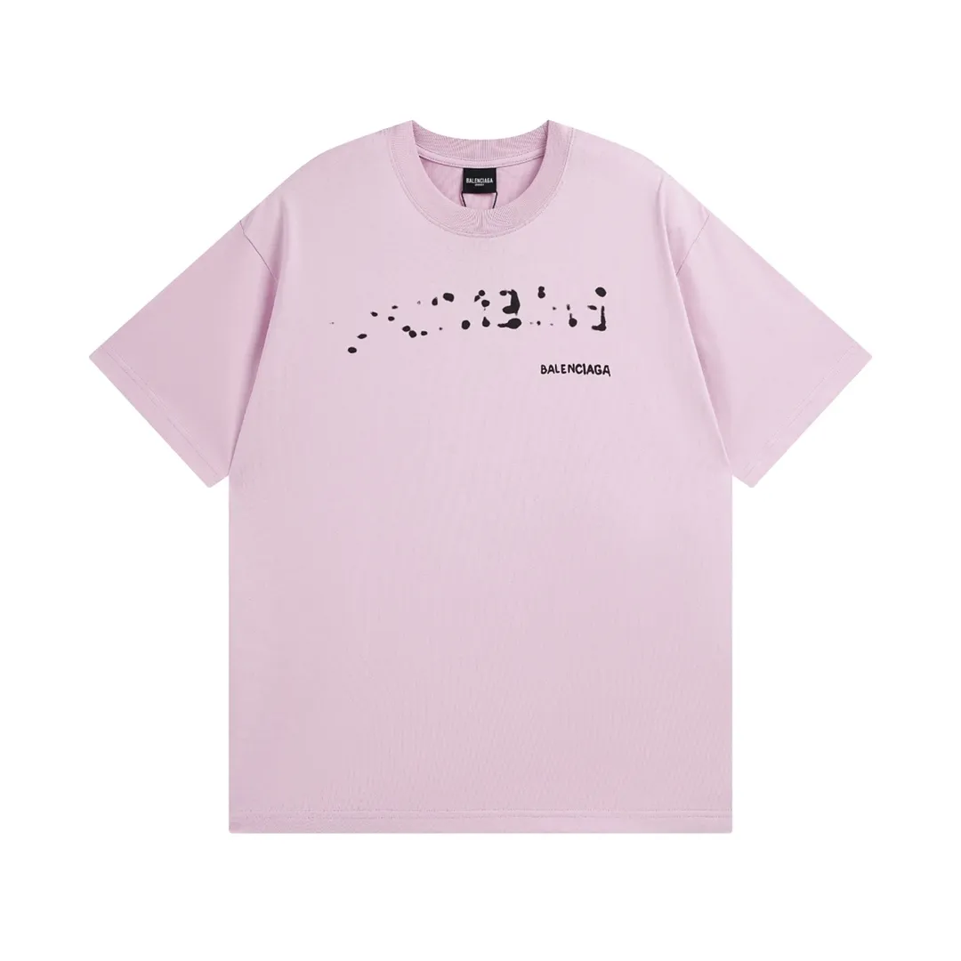 🅿️166 Detailed picture [Top version. Official website quality] BALENCI*GA/Paris BALENCI*GA# 2023 spring and summer new style, blurred letter shadow printed short-sleeved T-shirt. Brick cabinet synchronization. The fabric is made of Paris ZP custom-woven and dyed 100% cotton double yarn compact cotton. The weight is 260 grams, the cloth surface is clean. The cloth pattern is clear. Soft and comfortable. Good color fastness. Not easy to change color. The threads are woven and dyed with no color difference. The printing uses imported environmentally friendly rubber paddles, cutting piece positioning, precision stencils, fine LOGO letters, clear letters, no burrs. The effect is three-dimensional, which is different from ordinary printing in the market. Restore brick cabinets. The version adopts OS loose shoulder design. Same style for men and women. Code: BL223201 Color: black, pink, white. Size: XS to L
