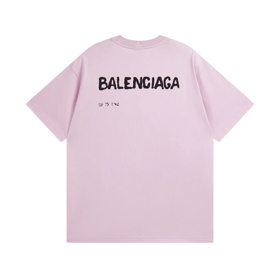 🅿️166 Detailed picture [Top version. Official website quality] BALENCI*GA/Paris BALENCI*GA# 2023 spring and summer new style, blurred letter shadow printed short-sleeved T-shirt. Brick cabinet synchronization. The fabric is made of Paris ZP custom-woven and dyed 100% cotton double yarn compact cotton. The weight is 260 grams, the cloth surface is clean. The cloth pattern is clear. Soft and comfortable. Good color fastness. Not easy to change color. The threads are woven and dyed with no color difference. The printing uses imported environmentally friendly rubber paddles, cutting piece positioning, precision stencils, fine LOGO letters, clear letters, no burrs. The effect is three-dimensional, which is different from ordinary printing in the market. Restore brick cabinets. The version adopts OS loose shoulder design. Same style for men and women. Code: BL223201 Color: black, pink, white. Size: XS to L