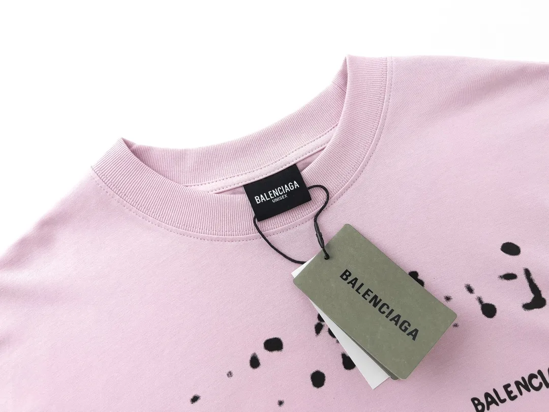 🅿️166 Detailed picture [Top version. Official website quality] BALENCI*GA/Paris BALENCI*GA# 2023 spring and summer new style, blurred letter shadow printed short-sleeved T-shirt. Brick cabinet synchronization. The fabric is made of Paris ZP custom-woven and dyed 100% cotton double yarn compact cotton. The weight is 260 grams, the cloth surface is clean. The cloth pattern is clear. Soft and comfortable. Good color fastness. Not easy to change color. The threads are woven and dyed with no color difference. The printing uses imported environmentally friendly rubber paddles, cutting piece positioning, precision stencils, fine LOGO letters, clear letters, no burrs. The effect is three-dimensional, which is different from ordinary printing in the market. Restore brick cabinets. The version adopts OS loose shoulder design. Same style for men and women. Code: BL223201 Color: black, pink, white. Size: XS to L