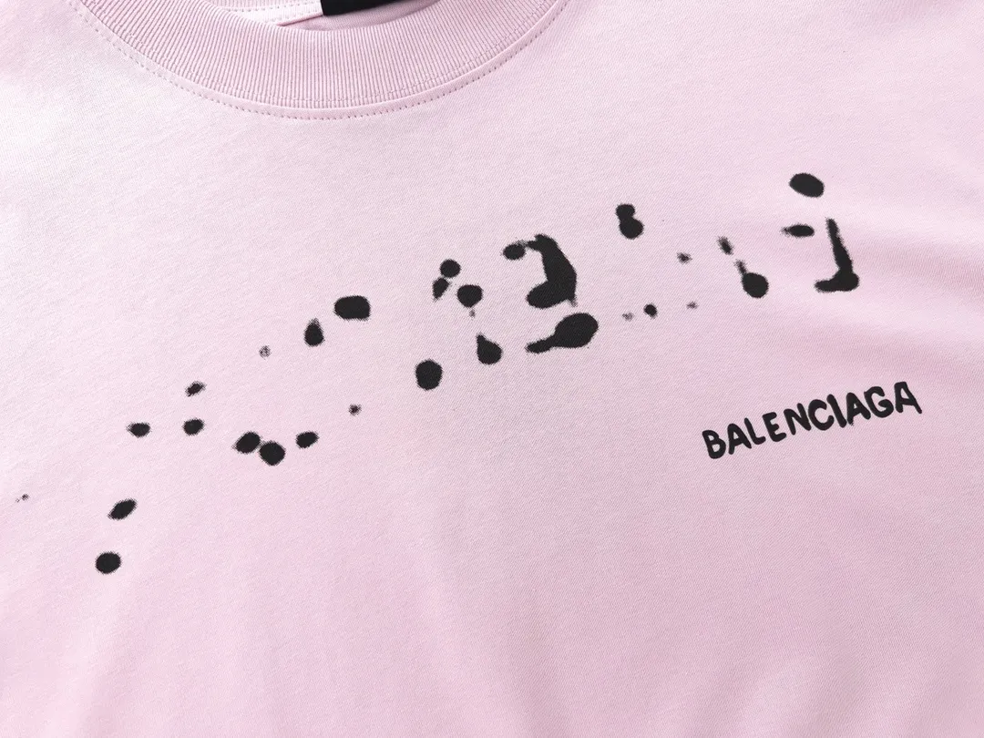 🅿️166 Detailed picture [Top version. Official website quality] BALENCI*GA/Paris BALENCI*GA# 2023 spring and summer new style, blurred letter shadow printed short-sleeved T-shirt. Brick cabinet synchronization. The fabric is made of Paris ZP custom-woven and dyed 100% cotton double yarn compact cotton. The weight is 260 grams, the cloth surface is clean. The cloth pattern is clear. Soft and comfortable. Good color fastness. Not easy to change color. The threads are woven and dyed with no color difference. The printing uses imported environmentally friendly rubber paddles, cutting piece positioning, precision stencils, fine LOGO letters, clear letters, no burrs. The effect is three-dimensional, which is different from ordinary printing in the market. Restore brick cabinets. The version adopts OS loose shoulder design. Same style for men and women. Code: BL223201 Color: black, pink, white. Size: XS to L