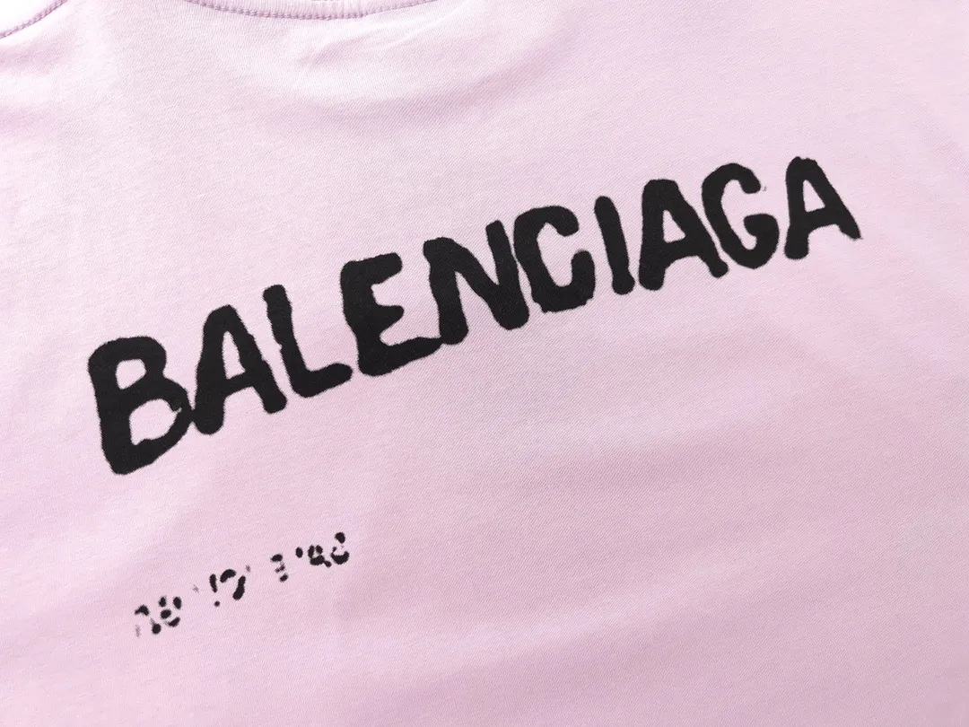 🅿️166 Detailed picture [Top version. Official website quality] BALENCI*GA/Paris BALENCI*GA# 2023 spring and summer new style, blurred letter shadow printed short-sleeved T-shirt. Brick cabinet synchronization. The fabric is made of Paris ZP custom-woven and dyed 100% cotton double yarn compact cotton. The weight is 260 grams, the cloth surface is clean. The cloth pattern is clear. Soft and comfortable. Good color fastness. Not easy to change color. The threads are woven and dyed with no color difference. The printing uses imported environmentally friendly rubber paddles, cutting piece positioning, precision stencils, fine LOGO letters, clear letters, no burrs. The effect is three-dimensional, which is different from ordinary printing in the market. Restore brick cabinets. The version adopts OS loose shoulder design. Same style for men and women. Code: BL223201 Color: black, pink, white. Size: XS to L