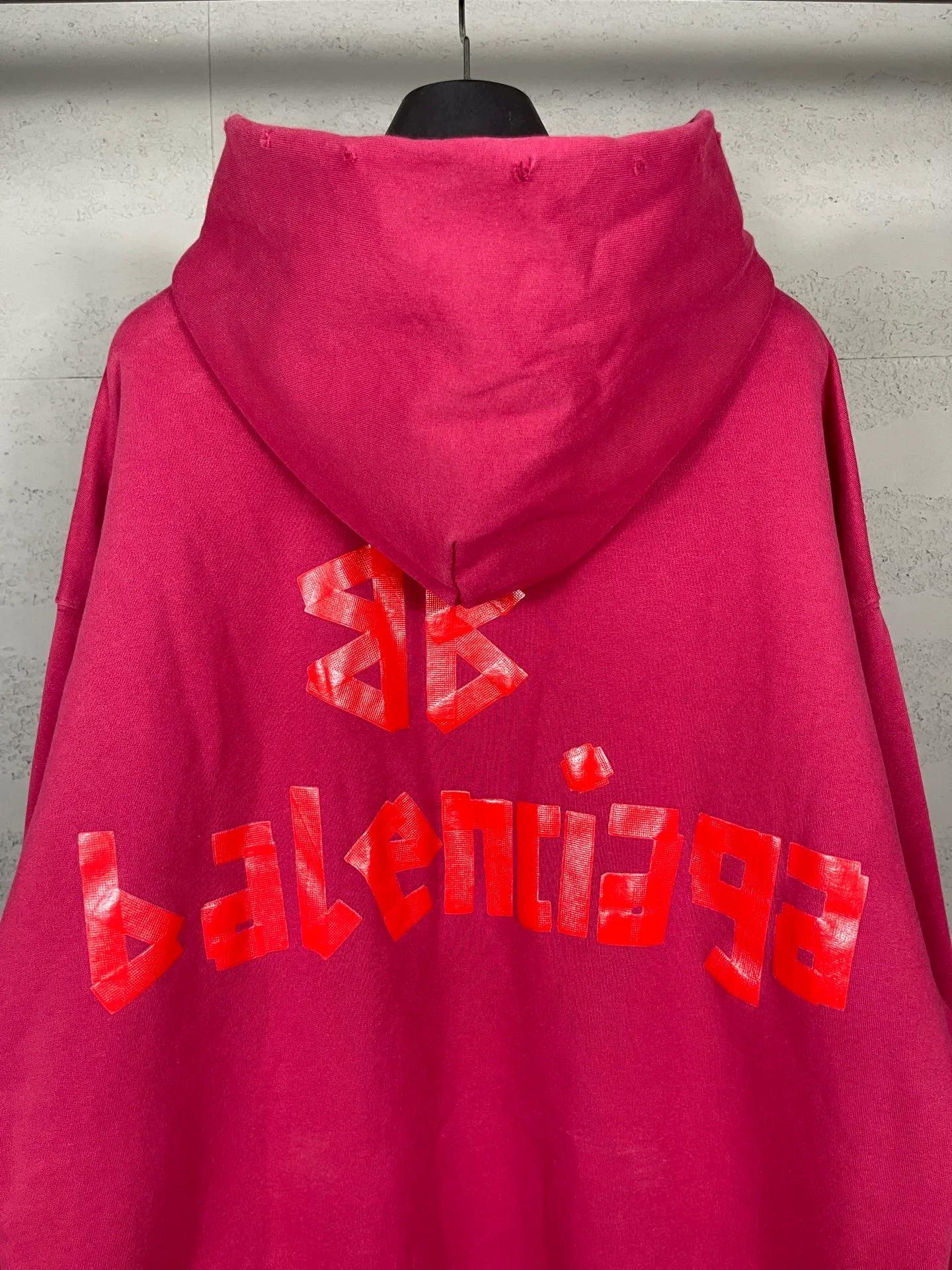 🅿️380 real photos [Top version. Official website quality] BALENCI*GA/Paris. 23ss latest classic hot model. Purchase the original board at the first time. Color. Printing. Washing. Production and authenticity. Wrong version in Jubie market. Welcome to compare. Tape direct printing. Ready-to-wear hooded sweatshirt washed and worn twice. The brick cabinet is synchronized. The fabric is made of Paris ZP custom-woven and dyed cotton sweatshirt. The weight is 450 grams. The cloth surface is clean. The cloth pattern is clear, soft and comfortable, and the threads are dyed with no color difference. The classic pattern adopts Kornit imported direct injection. The letters are clear and the effect is three-dimensional. Restored brick cabinet. The garments were washed and aged, and polished by many hands. Produced by ultra-heavy craftsmanship, special market currency. Note⚠️ZP fabric is made of fine-grained yarn. Pay attention to the big difference! Welcome to compare! The version adopts OS loose shoulder version. The same style for men and women. Code: BL238016 Color: dark gray blue, Paris blue, washed black, burgundy, fluorescent yellow, green, floral gray, sky blue, khaki, rose red Size: XS S M L