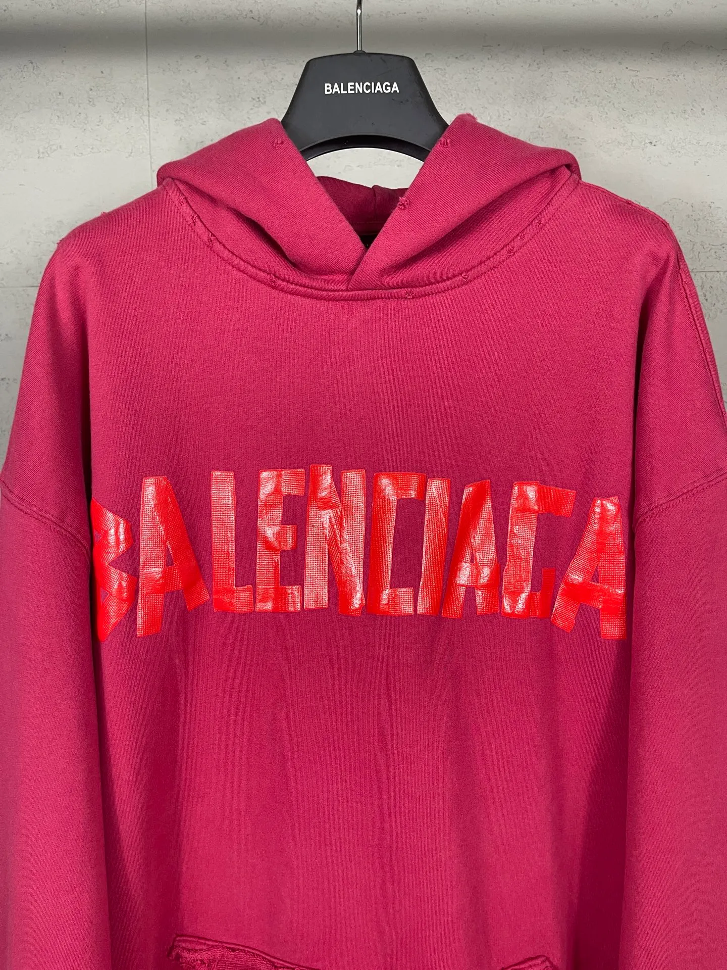 🅿️380 real photos [Top version. Official website quality] BALENCI*GA/Paris. 23ss latest classic hot model. Purchase the original board at the first time. Color. Printing. Washing. Production and authenticity. Wrong version in Jubie market. Welcome to compare. Tape direct printing. Ready-to-wear hooded sweatshirt washed and worn twice. The brick cabinet is synchronized. The fabric is made of Paris ZP custom-woven and dyed cotton sweatshirt. The weight is 450 grams. The cloth surface is clean. The cloth pattern is clear, soft and comfortable, and the threads are dyed with no color difference. The classic pattern adopts Kornit imported direct injection. The letters are clear and the effect is three-dimensional. Restored brick cabinet. The garments were washed and aged, and polished by many hands. Produced by ultra-heavy craftsmanship, special market currency. Note⚠️ZP fabric is made of fine-grained yarn. Pay attention to the big difference! Welcome to compare! The version adopts OS loose shoulder version. The same style for men and women. Code: BL238016 Color: dark gray blue, Paris blue, washed black, burgundy, fluorescent yellow, green, floral gray, sky blue, khaki, rose red Size: XS S M L