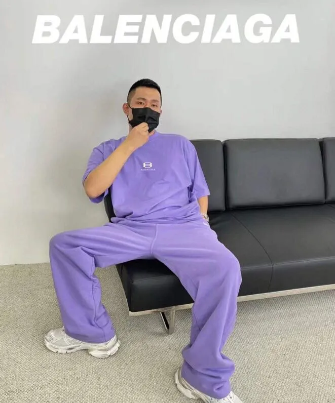 ♻️💯Upper body reference model picture ❤️The top tested version of Balenciaga BALENCIAGA double-ring embroidery ski limited to male and female couples star same style pure cotton short-sleeved T-shirt BEHRINGER embroidery technology, environmentally friendly series! The embroidery is meticulous and detailed! The font is full and the texture is clear! The fabric is made of 280g high-count double-yarn pure cotton, polyester-free, and absolutely no pilling! Size: XS-L Color: Off-white Taro Purple P:250