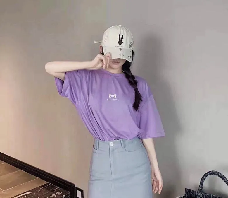 ♻️💯Upper body reference model picture ❤️The top tested version of Balenciaga BALENCIAGA double-ring embroidery ski limited to male and female couples star same style pure cotton short-sleeved T-shirt BEHRINGER embroidery technology, environmentally friendly series! The embroidery is meticulous and detailed! The font is full and the texture is clear! The fabric is made of 280g high-count double-yarn pure cotton, polyester-free, and absolutely no pilling! Size: XS-L Color: Off-white Taro Purple P:250