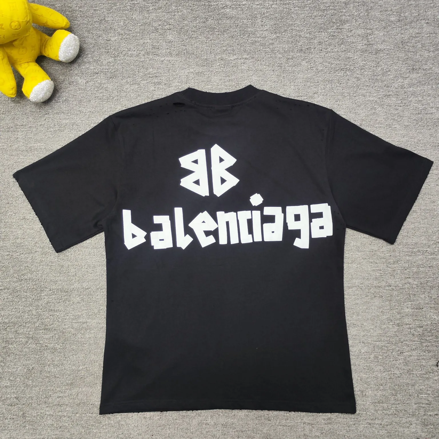 [New] Top version - BALENCIAGA - Masking tape short-sleeved T-shirt. The original developed custom-woven fabric process is washed and treated. The high-gram weight 300-gram fabric is full of texture. The cloth surface is clean, soft and comfortable. Solona thread custom dyeing has no color difference. The fabric is made of 16s single yarn combed cotton plain weave. The original is custom-dyed in gray and black, and the front panel is printed using an elliptical machine screen + digital direct inkjet integrated machine. Imported environmentally friendly glue + transparent slurry is used as a base and the digital slurry is scraped twice. The color is printed using digital direct inkjet printing. According to the original refined artwork, the color is deepened at the connection position of the letters. The overall visual effect is like a hand-made decal on textured paper. The back panel is printed with fluorescent ink, and all the blurred strokes are hand-painted at the connection positions of the letters, making the letters more three-dimensional in the overall visual effect. The garments are hand-worn and cut with holes, and softeners are added, sand-washed, fried, and made old and soft. os dropped shoulders, loose version, same style for men and women. Color: Reactive white, black, Size: XS-L P:280