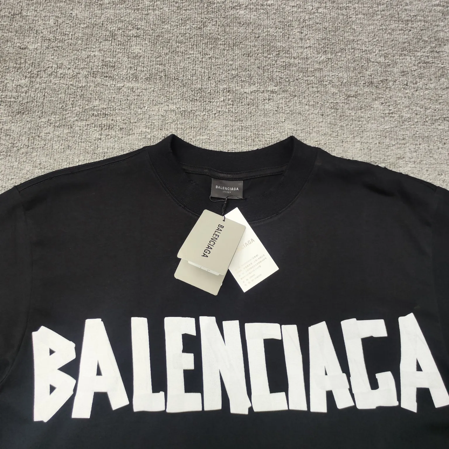 [New] Top version - BALENCIAGA - Masking tape short-sleeved T-shirt. The original developed custom-woven fabric process is washed and treated. The high-gram weight 300-gram fabric is full of texture. The cloth surface is clean, soft and comfortable. Solona thread custom dyeing has no color difference. The fabric is made of 16s single yarn combed cotton plain weave. The original is custom-dyed in gray and black, and the front panel is printed using an elliptical machine screen + digital direct inkjet integrated machine. Imported environmentally friendly glue + transparent slurry is used as a base and the digital slurry is scraped twice. The color is printed using digital direct inkjet printing. According to the original refined artwork, the color is deepened at the connection position of the letters. The overall visual effect is like a hand-made decal on textured paper. The back panel is printed with fluorescent ink, and all the blurred strokes are hand-painted at the connection positions of the letters, making the letters more three-dimensional in the overall visual effect. The garments are hand-worn and cut with holes, and softeners are added, sand-washed, fried, and made old and soft. os dropped shoulders, loose version, same style for men and women. Color: Reactive white, black, Size: XS-L P:280