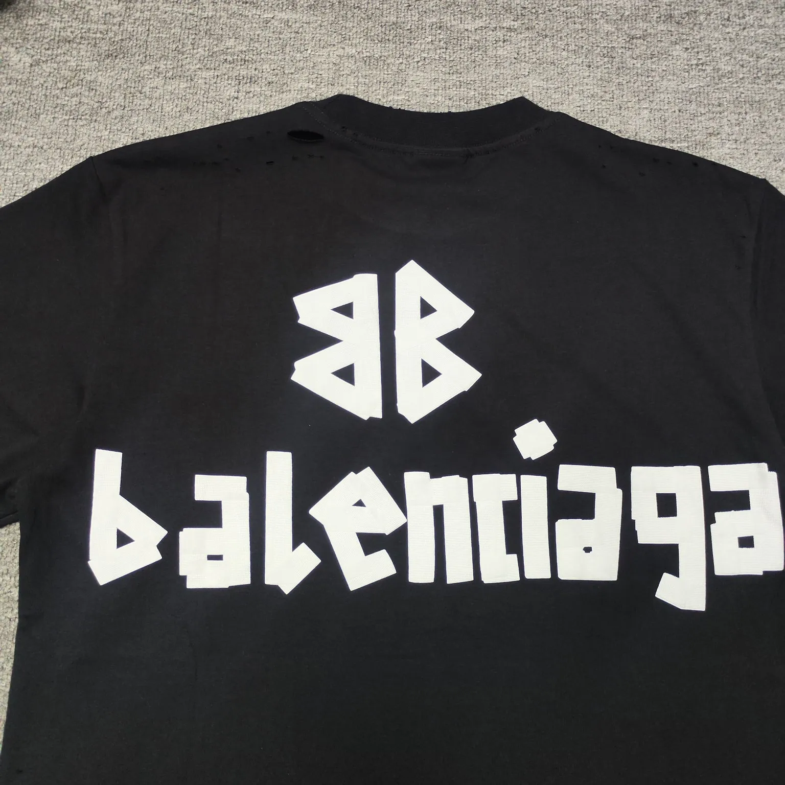 [New] Top version - BALENCIAGA - Masking tape short-sleeved T-shirt. The original developed custom-woven fabric process is washed and treated. The high-gram weight 300-gram fabric is full of texture. The cloth surface is clean, soft and comfortable. Solona thread custom dyeing has no color difference. The fabric is made of 16s single yarn combed cotton plain weave. The original is custom-dyed in gray and black, and the front panel is printed using an elliptical machine screen + digital direct inkjet integrated machine. Imported environmentally friendly glue + transparent slurry is used as a base and the digital slurry is scraped twice. The color is printed using digital direct inkjet printing. According to the original refined artwork, the color is deepened at the connection position of the letters. The overall visual effect is like a hand-made decal on textured paper. The back panel is printed with fluorescent ink, and all the blurred strokes are hand-painted at the connection positions of the letters, making the letters more three-dimensional in the overall visual effect. The garments are hand-worn and cut with holes, and softeners are added, sand-washed, fried, and made old and soft. os dropped shoulders, loose version, same style for men and women. Color: Reactive white, black, Size: XS-L P:280