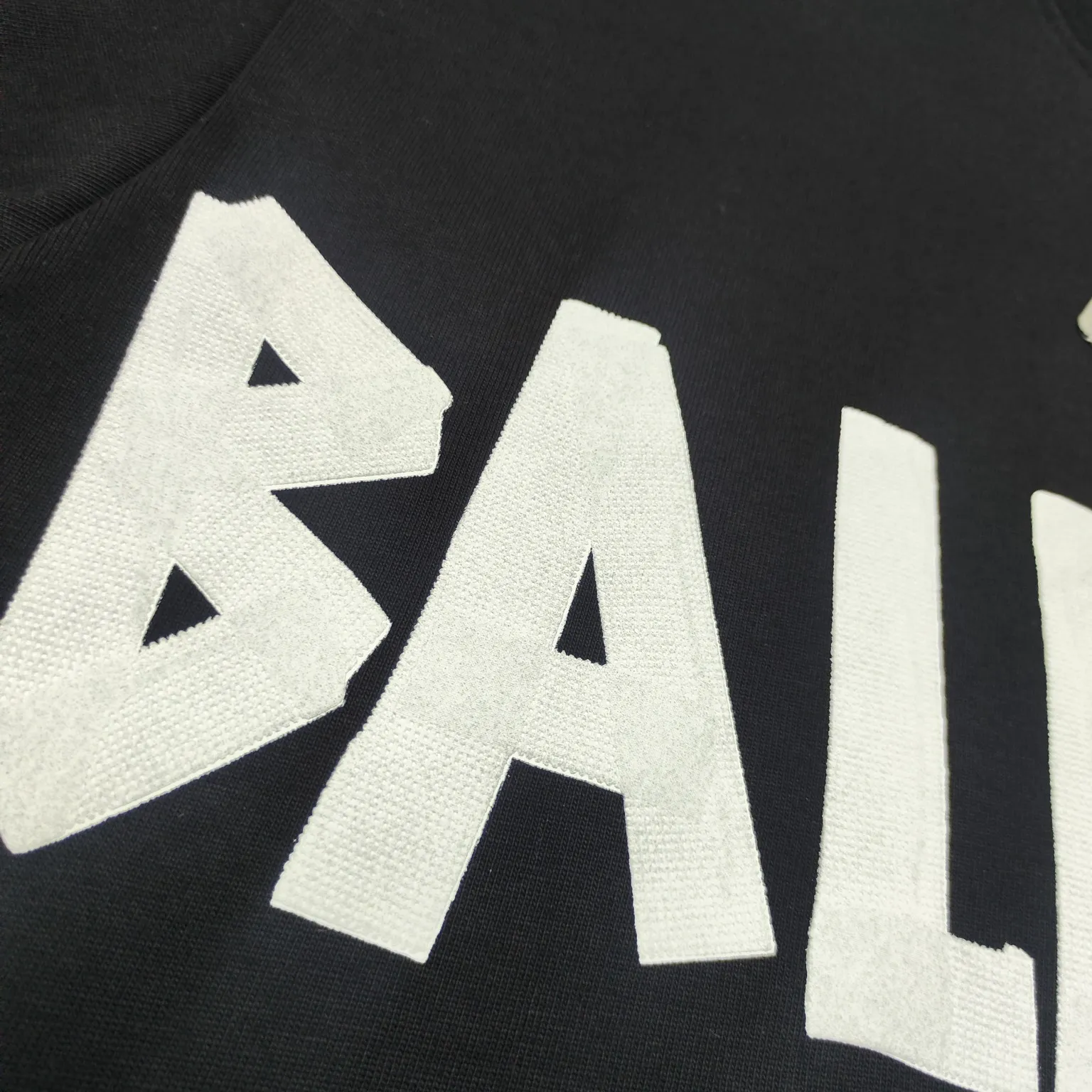 [New] Top version - BALENCIAGA - Masking tape short-sleeved T-shirt. The original developed custom-woven fabric process is washed and treated. The high-gram weight 300-gram fabric is full of texture. The cloth surface is clean, soft and comfortable. Solona thread custom dyeing has no color difference. The fabric is made of 16s single yarn combed cotton plain weave. The original is custom-dyed in gray and black, and the front panel is printed using an elliptical machine screen + digital direct inkjet integrated machine. Imported environmentally friendly glue + transparent slurry is used as a base and the digital slurry is scraped twice. The color is printed using digital direct inkjet printing. According to the original refined artwork, the color is deepened at the connection position of the letters. The overall visual effect is like a hand-made decal on textured paper. The back panel is printed with fluorescent ink, and all the blurred strokes are hand-painted at the connection positions of the letters, making the letters more three-dimensional in the overall visual effect. The garments are hand-worn and cut with holes, and softeners are added, sand-washed, fried, and made old and soft. os dropped shoulders, loose version, same style for men and women. Color: Reactive white, black, Size: XS-L P:280