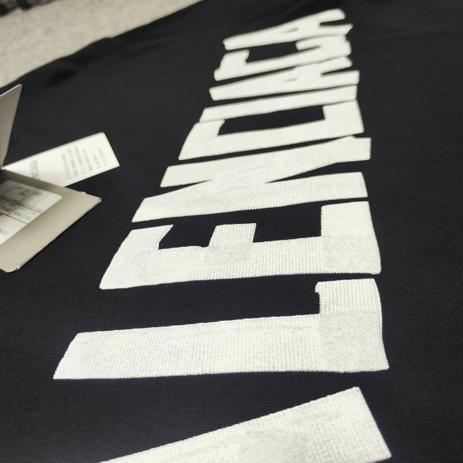 [New] Top version - BALENCIAGA - Masking tape short-sleeved T-shirt. The original developed custom-woven fabric process is washed and treated. The high-gram weight 300-gram fabric is full of texture. The cloth surface is clean, soft and comfortable. Solona thread custom dyeing has no color difference. The fabric is made of 16s single yarn combed cotton plain weave. The original is custom-dyed in gray and black, and the front panel is printed using an elliptical machine screen + digital direct inkjet integrated machine. Imported environmentally friendly glue + transparent slurry is used as a base and the digital slurry is scraped twice. The color is printed using digital direct inkjet printing. According to the original refined artwork, the color is deepened at the connection position of the letters. The overall visual effect is like a hand-made decal on textured paper. The back panel is printed with fluorescent ink, and all the blurred strokes are hand-painted at the connection positions of the letters, making the letters more three-dimensional in the overall visual effect. The garments are hand-worn and cut with holes, and softeners are added, sand-washed, fried, and made old and soft. os dropped shoulders, loose version, same style for men and women. Color: Reactive white, black, Size: XS-L P:280