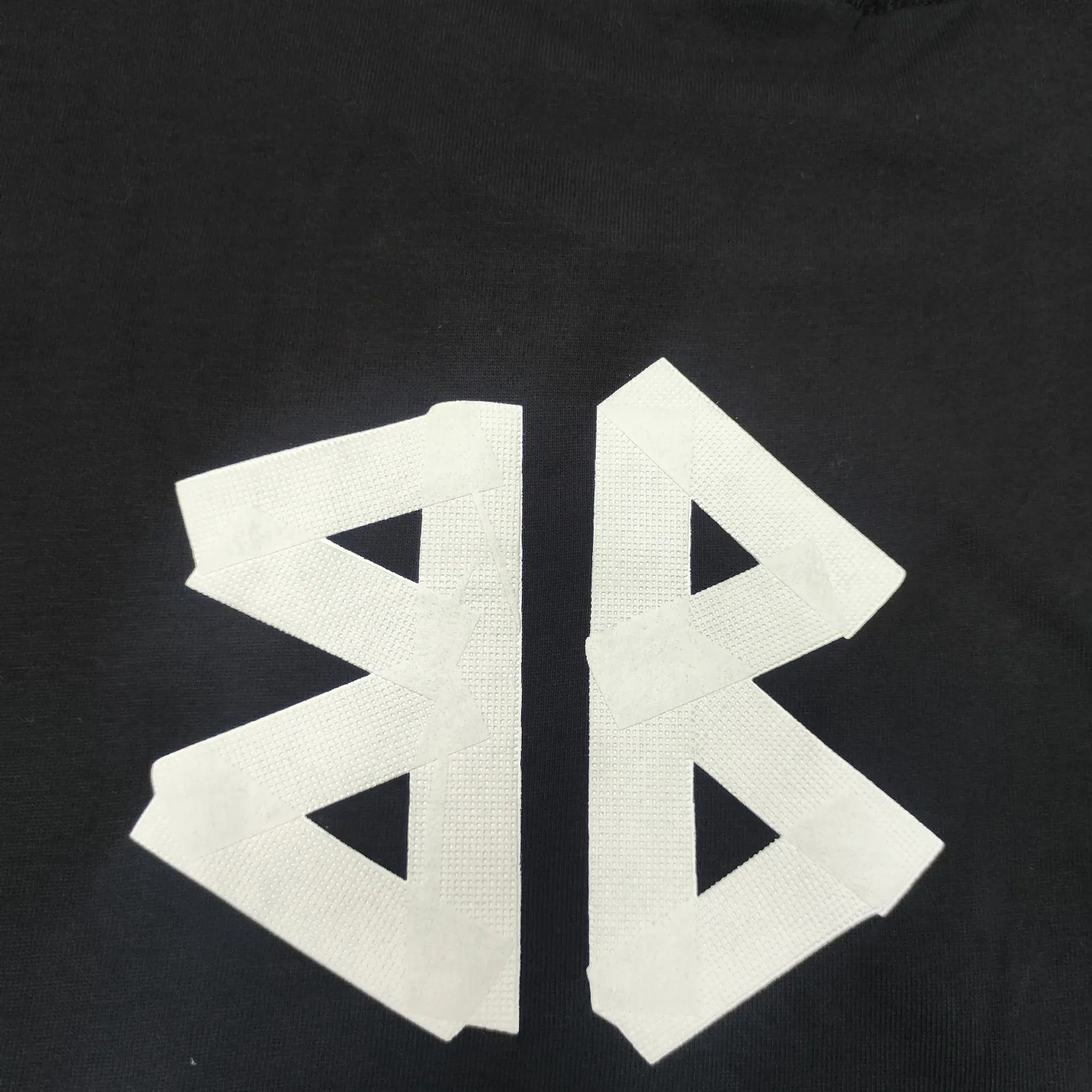 [New] Top version - BALENCIAGA - Masking tape short-sleeved T-shirt. The original developed custom-woven fabric process is washed and treated. The high-gram weight 300-gram fabric is full of texture. The cloth surface is clean, soft and comfortable. Solona thread custom dyeing has no color difference. The fabric is made of 16s single yarn combed cotton plain weave. The original is custom-dyed in gray and black, and the front panel is printed using an elliptical machine screen + digital direct inkjet integrated machine. Imported environmentally friendly glue + transparent slurry is used as a base and the digital slurry is scraped twice. The color is printed using digital direct inkjet printing. According to the original refined artwork, the color is deepened at the connection position of the letters. The overall visual effect is like a hand-made decal on textured paper. The back panel is printed with fluorescent ink, and all the blurred strokes are hand-painted at the connection positions of the letters, making the letters more three-dimensional in the overall visual effect. The garments are hand-worn and cut with holes, and softeners are added, sand-washed, fried, and made old and soft. os dropped shoulders, loose version, same style for men and women. Color: Reactive white, black, Size: XS-L P:280