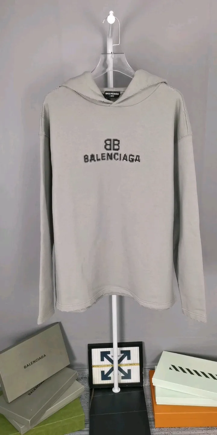 Real shot of the video - spring and autumn top tested version Balenciaga BALENCIAGA 22S early spring new fashion hole phantom mosaic blurred letters loose cotton hoodie sweatshirt. The fabric is made of 520 grams, the fabric density is extremely high, the chest is printed with digital direct injection, the fuzzy mathematical pattern is dizzy, and the hazy gradient phantom printing of the English "Balenciaga" on the chest is restored without any difference. The intercalated gray is a yarn-dyed fabric, and the yarn is dyed first and then woven. Feel free to compare.  The fabric collars are all artificially drilled and distressed by hand. There are laser holes on the chest and back to ensure that the fabric will not wrinkle or deform when holes are made.  Size: XS-L P: 490