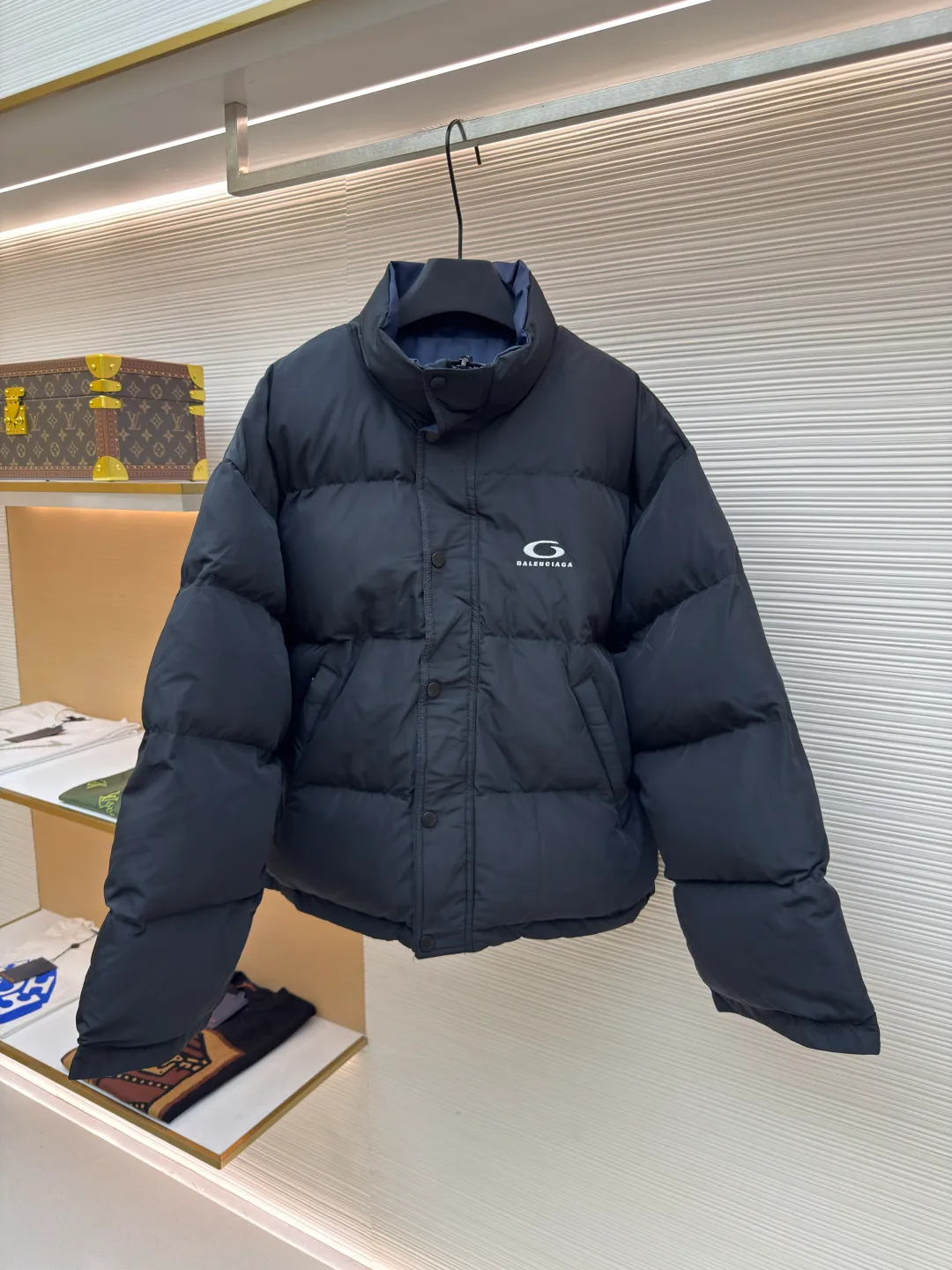Balenciaga clip pin double-sided ●Original version: purchased and developed by 15124 ●Item number: 1680713-C55 ●Fabric: stripe fabric ●Technology: made on positioning cutting machine ●Version: loose version ●Weight: about 1645 grams ●Size: 0-1-2-3 ●Description: The fabric is made of 100% polyester woven vermilion fabric Anti-tear technology, after special treatment, it has good windproof and water-repellent properties. It can keep the interior dry even in rainy and snowy weather. The interior is filled with original-grade Xinjiang environmentally friendly cotton, with a cotton filling volume of up to 450G. It has ultra-high fill power and strong warmth retention. The separated cotton filling process and precise machine filling cotton are evenly distributed to keep warm in all directions. The upper body is light and not bloated. The chest is decorated with embroidery of works of art. The pattern embroidery has been repeatedly confirmed many times. High-quality silk thread or special materials are selected to ensure the texture and durability of the embroidery. The silk strands are not skewed and the stitch length is consistent. Exclusive molded hardware pins, four-button buttons, custom-made rubber zippers, dyed spring buckles, and beads distinguish them from the market currency. The placket has four holes in total so that the pin can be fastened on both sides. Double-sided design, strong optionality, the labor cost of one piece is equivalent to two pieces. The craftsmanship design of the bread jacket adopts a unisex style, which is suitable for various body types. There are two snap pockets on the front of the pocket, which are practical and beautiful, and a chest pin is used for personality. The overall shape has not been changed, and the length of the jacket is shorter for a vibe effect on the upper body. Manufactured by a major foreign trade factory, the details follow the original version and are produced perfectly. The overall wiring is straight and delicate, the fabric is comfortable and soft, and the color is consistent without color difference. It can be matched with the same style to create a fashionable look and control various occasions. Customized accessories, complete with three standards, same style for men and women!