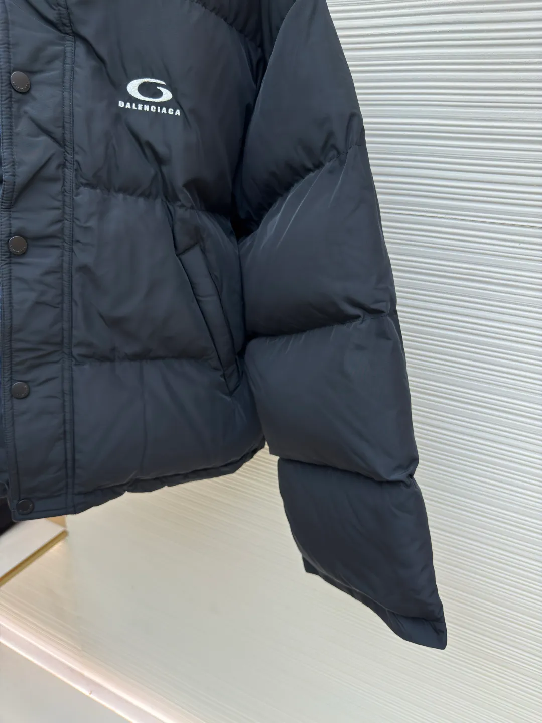 Balenciaga clip pin double-sided ●Original version: purchased and developed by 15124 ●Item number: 1680713-C55 ●Fabric: stripe fabric ●Technology: made on positioning cutting machine ●Version: loose version ●Weight: about 1645 grams ●Size: 0-1-2-3 ●Description: The fabric is made of 100% polyester woven vermilion fabric Anti-tear technology, after special treatment, it has good windproof and water-repellent properties. It can keep the interior dry even in rainy and snowy weather. The interior is filled with original-grade Xinjiang environmentally friendly cotton, with a cotton filling volume of up to 450G. It has ultra-high fill power and strong warmth retention. The separated cotton filling process and precise machine filling cotton are evenly distributed to keep warm in all directions. The upper body is light and not bloated. The chest is decorated with embroidery of works of art. The pattern embroidery has been repeatedly confirmed many times. High-quality silk thread or special materials are selected to ensure the texture and durability of the embroidery. The silk strands are not skewed and the stitch length is consistent. Exclusive molded hardware pins, four-button buttons, custom-made rubber zippers, dyed spring buckles, and beads distinguish them from the market currency. The placket has four holes in total so that the pin can be fastened on both sides. Double-sided design, strong optionality, the labor cost of one piece is equivalent to two pieces. The craftsmanship design of the bread jacket adopts a unisex style, which is suitable for various body types. There are two snap pockets on the front of the pocket, which are practical and beautiful, and a chest pin is used for personality. The overall shape has not been changed, and the length of the jacket is shorter for a vibe effect on the upper body. Manufactured by a major foreign trade factory, the details follow the original version and are produced perfectly. The overall wiring is straight and delicate, the fabric is comfortable and soft, and the color is consistent without color difference. It can be matched with the same style to create a fashionable look and control various occasions. Customized accessories, complete with three standards, same style for men and women!