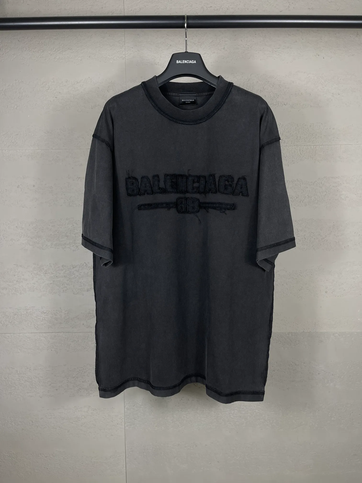 🅿️200 Actual pictures [Top version. Official website quality] BALENCI*GA/Paris #2025 new style washed short-sleeved T-shirt with letter LOGO chest patch embroidery, ready-to-wear stitching on the reverse side, ready-to-wear wash, full of design sense. Welcome to compare. The fabric is made of Paris ZP custom-woven and dyed cotton double yarn, weighing 260 grams, the cloth surface is clean. The cloth pattern is clear, soft and comfortable. The threads are dyed with no color difference. The classic letter LOGO is embroidered with imported Tajima embroidery machine. The effect is three-dimensional. Restore the brick cabinet, adopt OS loose shoulder style. Same style for men and women. Code: BL253639 Color: washed black, matte blue, green Size: XS S M L