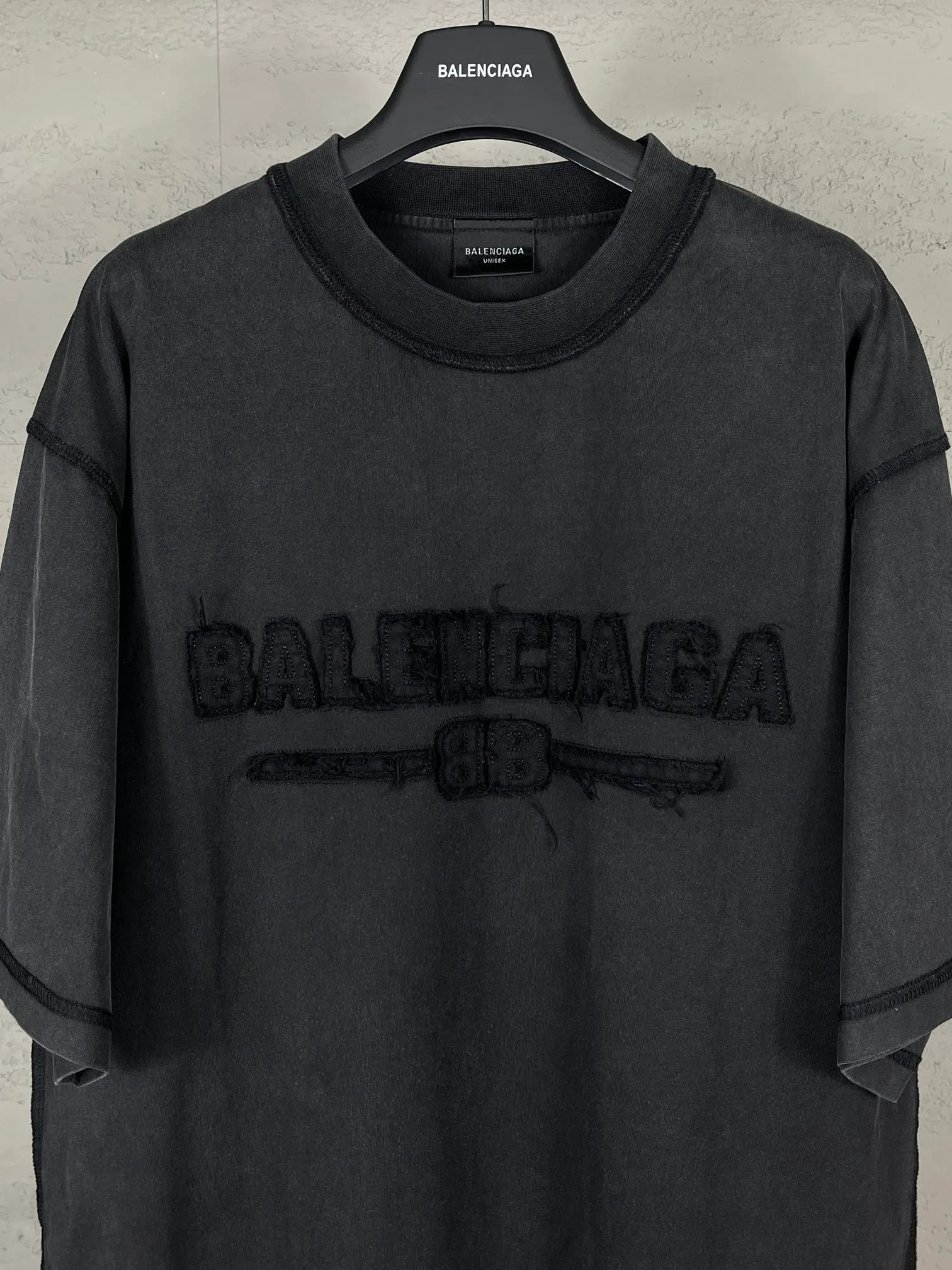 🅿️200 Actual pictures [Top version. Official website quality] BALENCI*GA/Paris #2025 new style washed short-sleeved T-shirt with letter LOGO chest patch embroidery, ready-to-wear stitching on the reverse side, ready-to-wear wash, full of design sense. Welcome to compare. The fabric is made of Paris ZP custom-woven and dyed cotton double yarn, weighing 260 grams, the cloth surface is clean. The cloth pattern is clear, soft and comfortable. The threads are dyed with no color difference. The classic letter LOGO is embroidered with imported Tajima embroidery machine. The effect is three-dimensional. Restore the brick cabinet, adopt OS loose shoulder style. Same style for men and women. Code: BL253639 Color: washed black, matte blue, green Size: XS S M L