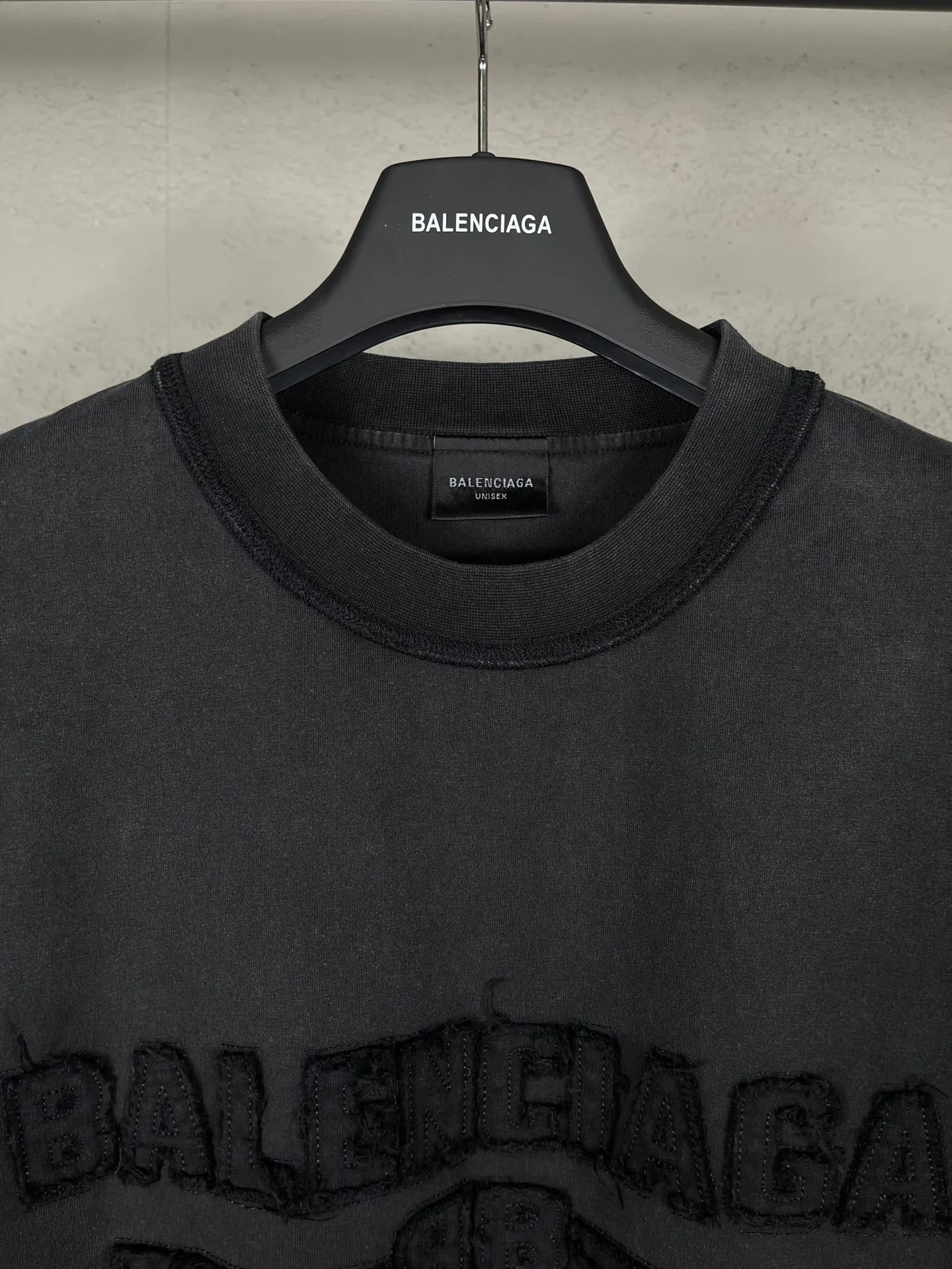 🅿️200 Actual pictures [Top version. Official website quality] BALENCI*GA/Paris #2025 new style washed short-sleeved T-shirt with letter LOGO chest patch embroidery, ready-to-wear stitching on the reverse side, ready-to-wear wash, full of design sense. Welcome to compare. The fabric is made of Paris ZP custom-woven and dyed cotton double yarn, weighing 260 grams, the cloth surface is clean. The cloth pattern is clear, soft and comfortable. The threads are dyed with no color difference. The classic letter LOGO is embroidered with imported Tajima embroidery machine. The effect is three-dimensional. Restore the brick cabinet, adopt OS loose shoulder style. Same style for men and women. Code: BL253639 Color: washed black, matte blue, green Size: XS S M L