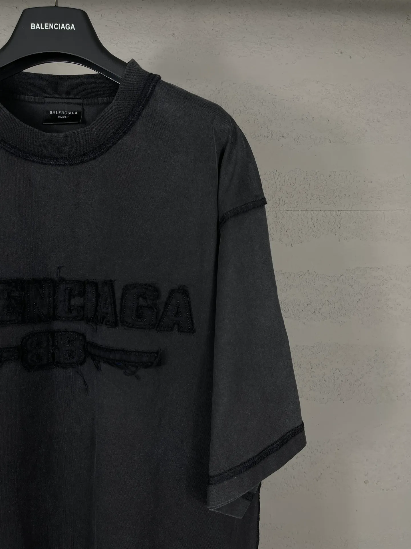 🅿️200 Actual pictures [Top version. Official website quality] BALENCI*GA/Paris #2025 new style washed short-sleeved T-shirt with letter LOGO chest patch embroidery, ready-to-wear stitching on the reverse side, ready-to-wear wash, full of design sense. Welcome to compare. The fabric is made of Paris ZP custom-woven and dyed cotton double yarn, weighing 260 grams, the cloth surface is clean. The cloth pattern is clear, soft and comfortable. The threads are dyed with no color difference. The classic letter LOGO is embroidered with imported Tajima embroidery machine. The effect is three-dimensional. Restore the brick cabinet, adopt OS loose shoulder style. Same style for men and women. Code: BL253639 Color: washed black, matte blue, green Size: XS S M L