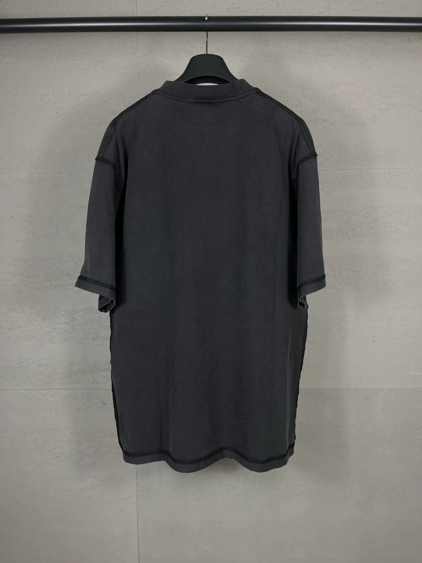 🅿️200 Actual pictures [Top version. Official website quality] BALENCI*GA/Paris #2025 new style washed short-sleeved T-shirt with letter LOGO chest patch embroidery, ready-to-wear stitching on the reverse side, ready-to-wear wash, full of design sense. Welcome to compare. The fabric is made of Paris ZP custom-woven and dyed cotton double yarn, weighing 260 grams, the cloth surface is clean. The cloth pattern is clear, soft and comfortable. The threads are dyed with no color difference. The classic letter LOGO is embroidered with imported Tajima embroidery machine. The effect is three-dimensional. Restore the brick cabinet, adopt OS loose shoulder style. Same style for men and women. Code: BL253639 Color: washed black, matte blue, green Size: XS S M L