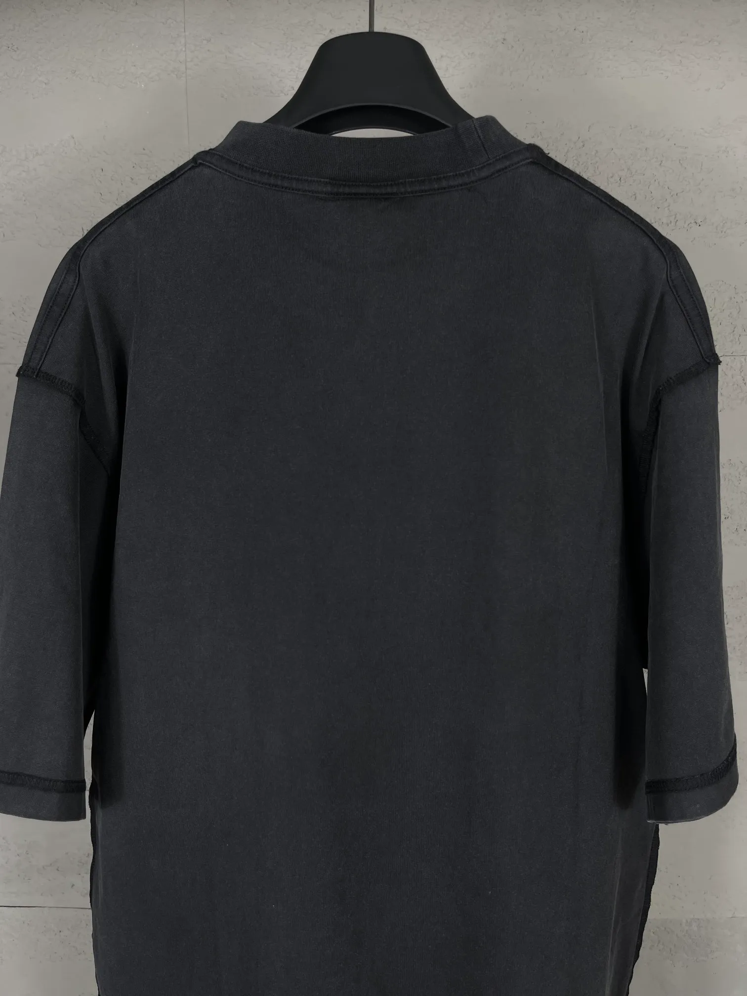 🅿️200 Actual pictures [Top version. Official website quality] BALENCI*GA/Paris #2025 new style washed short-sleeved T-shirt with letter LOGO chest patch embroidery, ready-to-wear stitching on the reverse side, ready-to-wear wash, full of design sense. Welcome to compare. The fabric is made of Paris ZP custom-woven and dyed cotton double yarn, weighing 260 grams, the cloth surface is clean. The cloth pattern is clear, soft and comfortable. The threads are dyed with no color difference. The classic letter LOGO is embroidered with imported Tajima embroidery machine. The effect is three-dimensional. Restore the brick cabinet, adopt OS loose shoulder style. Same style for men and women. Code: BL253639 Color: washed black, matte blue, green Size: XS S M L