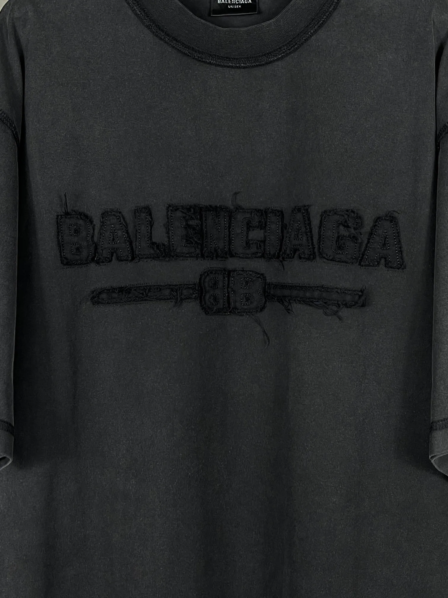 🅿️200 Actual pictures [Top version. Official website quality] BALENCI*GA/Paris #2025 new style washed short-sleeved T-shirt with letter LOGO chest patch embroidery, ready-to-wear stitching on the reverse side, ready-to-wear wash, full of design sense. Welcome to compare. The fabric is made of Paris ZP custom-woven and dyed cotton double yarn, weighing 260 grams, the cloth surface is clean. The cloth pattern is clear, soft and comfortable. The threads are dyed with no color difference. The classic letter LOGO is embroidered with imported Tajima embroidery machine. The effect is three-dimensional. Restore the brick cabinet, adopt OS loose shoulder style. Same style for men and women. Code: BL253639 Color: washed black, matte blue, green Size: XS S M L