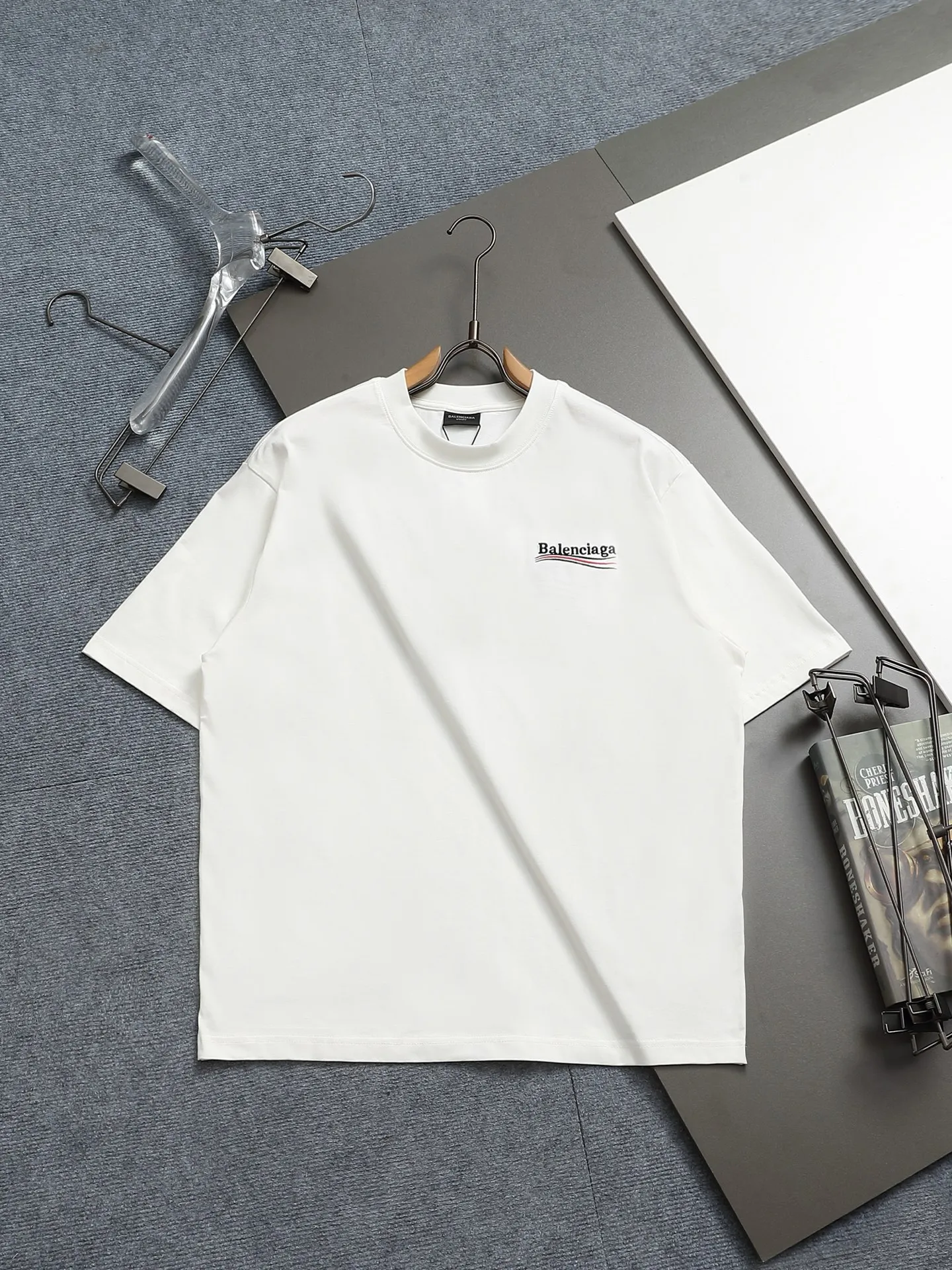 🅿️190 𝗕𝗮𝗹𝗲𝗻𝗰𝗶𝗮𝗴𝗮/Balenciaga 2025SS Classic Coke Wave Three-dimensional Embroidery Round Neck Short Sleeve - 𝘀𝗶𝘇𝗲:𝗫𝗦 𝗦 𝗠 𝗟 - Color: Black White ✅No.1 quality in this market Real ceiling quality ✅All original development drawings pay attention to details to avoid mixed distribution of stolen pictures ✅Correct 300g custom-woven and dyed double yarn fabric Soft and comfortable ✅Correct imported material embroidery thread Japanese Tajima Wanzhen Heavy Industries embroidery machine Letters are clear and three-dimensional ✅Thread dyeing has no color difference Overweight craftsmanship Differentiates market currency Here is an explanation of why mine is a little more expensive than others,