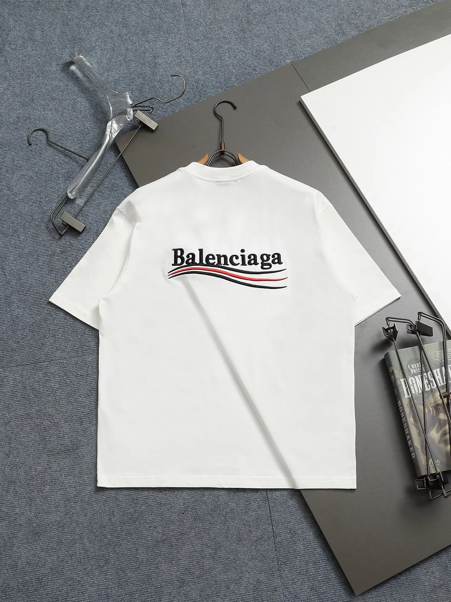 🅿️190 𝗕𝗮𝗹𝗲𝗻𝗰𝗶𝗮𝗴𝗮/Balenciaga 2025SS Classic Coke Wave Three-dimensional Embroidery Round Neck Short Sleeve - 𝘀𝗶𝘇𝗲:𝗫𝗦 𝗦 𝗠 𝗟 - Color: Black White ✅No.1 quality in this market Real ceiling quality ✅All original development drawings pay attention to details to avoid mixed distribution of stolen pictures ✅Correct 300g custom-woven and dyed double yarn fabric Soft and comfortable ✅Correct imported material embroidery thread Japanese Tajima Wanzhen Heavy Industries embroidery machine Letters are clear and three-dimensional ✅Thread dyeing has no color difference Overweight craftsmanship Differentiates market currency Here is an explanation of why mine is a little more expensive than others,