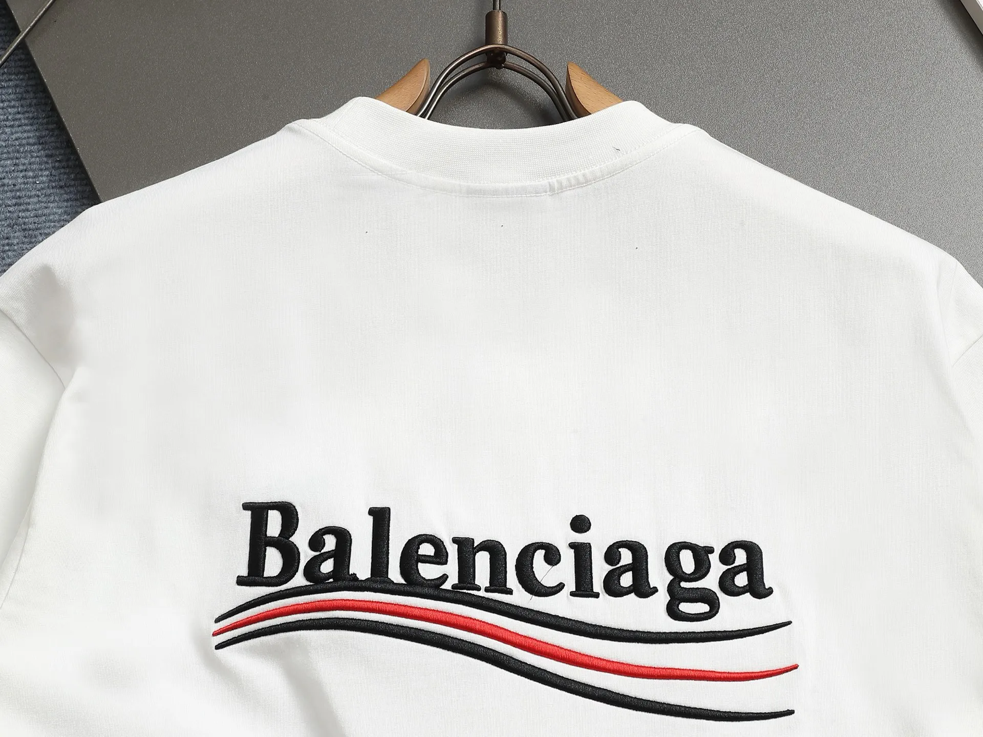 🅿️190 𝗕𝗮𝗹𝗲𝗻𝗰𝗶𝗮𝗴𝗮/Balenciaga 2025SS Classic Coke Wave Three-dimensional Embroidery Round Neck Short Sleeve - 𝘀𝗶𝘇𝗲:𝗫𝗦 𝗦 𝗠 𝗟 - Color: Black White ✅No.1 quality in this market Real ceiling quality ✅All original development drawings pay attention to details to avoid mixed distribution of stolen pictures ✅Correct 300g custom-woven and dyed double yarn fabric Soft and comfortable ✅Correct imported material embroidery thread Japanese Tajima Wanzhen Heavy Industries embroidery machine Letters are clear and three-dimensional ✅Thread dyeing has no color difference Overweight craftsmanship Differentiates market currency Here is an explanation of why mine is a little more expensive than others,