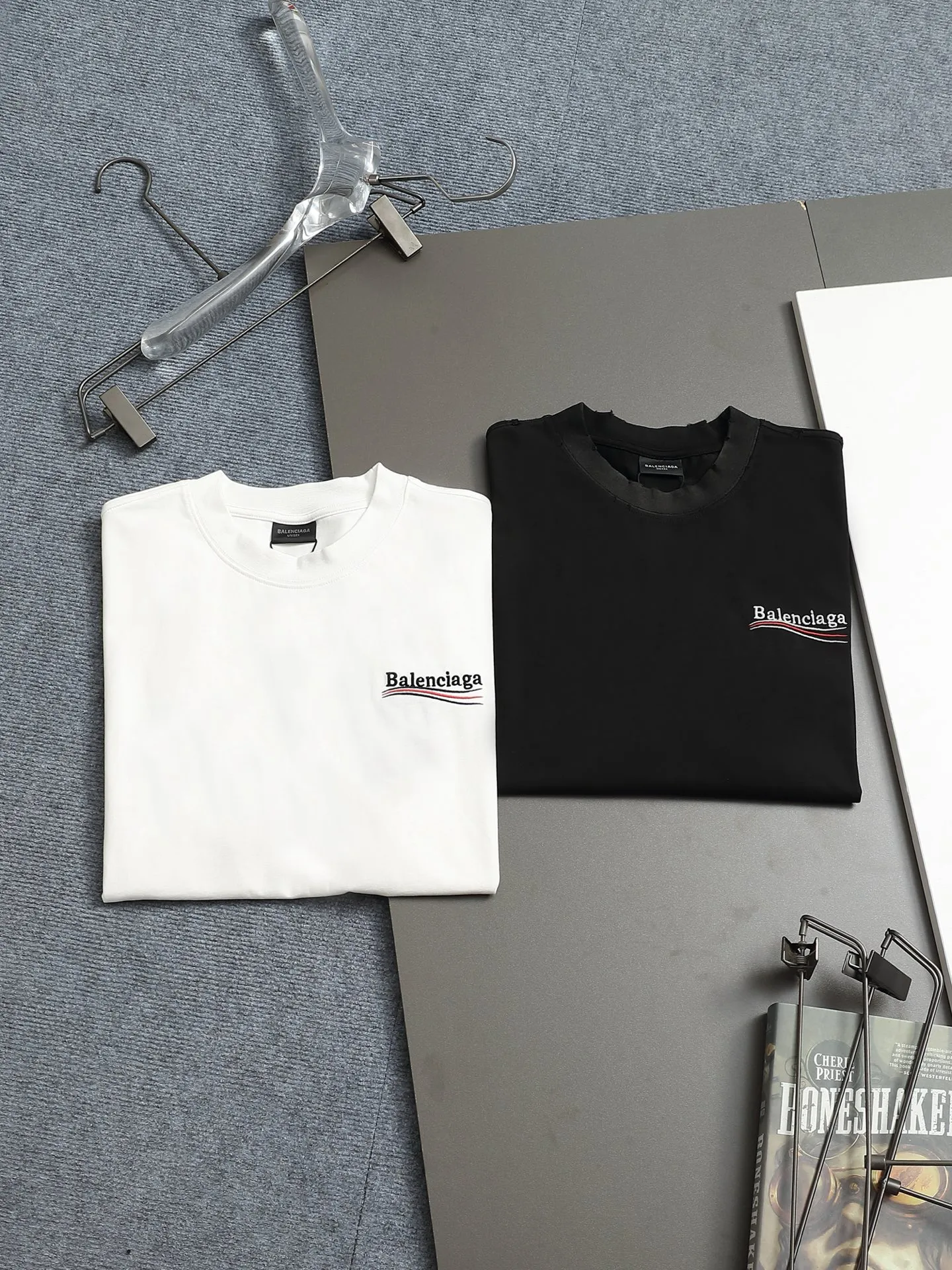 🅿️190 𝗕𝗮𝗹𝗲𝗻𝗰𝗶𝗮𝗴𝗮/Balenciaga 2025SS Classic Coke Wave Three-dimensional Embroidery Round Neck Short Sleeve - 𝘀𝗶𝘇𝗲:𝗫𝗦 𝗦 𝗠 𝗟 - Color: Black White ✅No.1 quality in this market Real ceiling quality ✅All original development drawings pay attention to details to avoid mixed distribution of stolen pictures ✅Correct 300g custom-woven and dyed double yarn fabric Soft and comfortable ✅Correct imported material embroidery thread Japanese Tajima Wanzhen Heavy Industries embroidery machine Letters are clear and three-dimensional ✅Thread dyeing has no color difference Overweight craftsmanship Differentiates market currency Here is an explanation of why mine is a little more expensive than others,