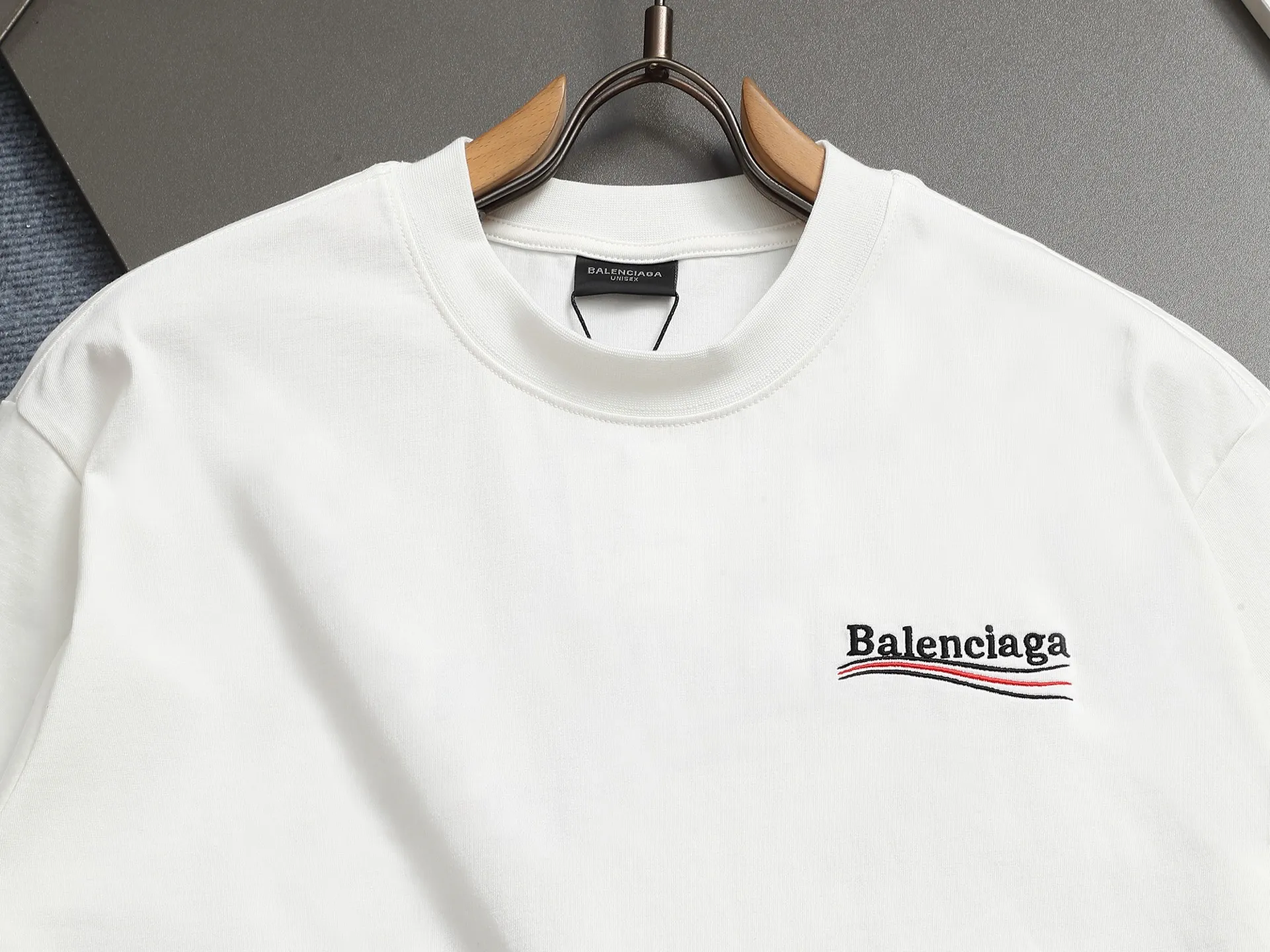 🅿️190 𝗕𝗮𝗹𝗲𝗻𝗰𝗶𝗮𝗴𝗮/Balenciaga 2025SS Classic Coke Wave Three-dimensional Embroidery Round Neck Short Sleeve - 𝘀𝗶𝘇𝗲:𝗫𝗦 𝗦 𝗠 𝗟 - Color: Black White ✅No.1 quality in this market Real ceiling quality ✅All original development drawings pay attention to details to avoid mixed distribution of stolen pictures ✅Correct 300g custom-woven and dyed double yarn fabric Soft and comfortable ✅Correct imported material embroidery thread Japanese Tajima Wanzhen Heavy Industries embroidery machine Letters are clear and three-dimensional ✅Thread dyeing has no color difference Overweight craftsmanship Differentiates market currency Here is an explanation of why mine is a little more expensive than others,