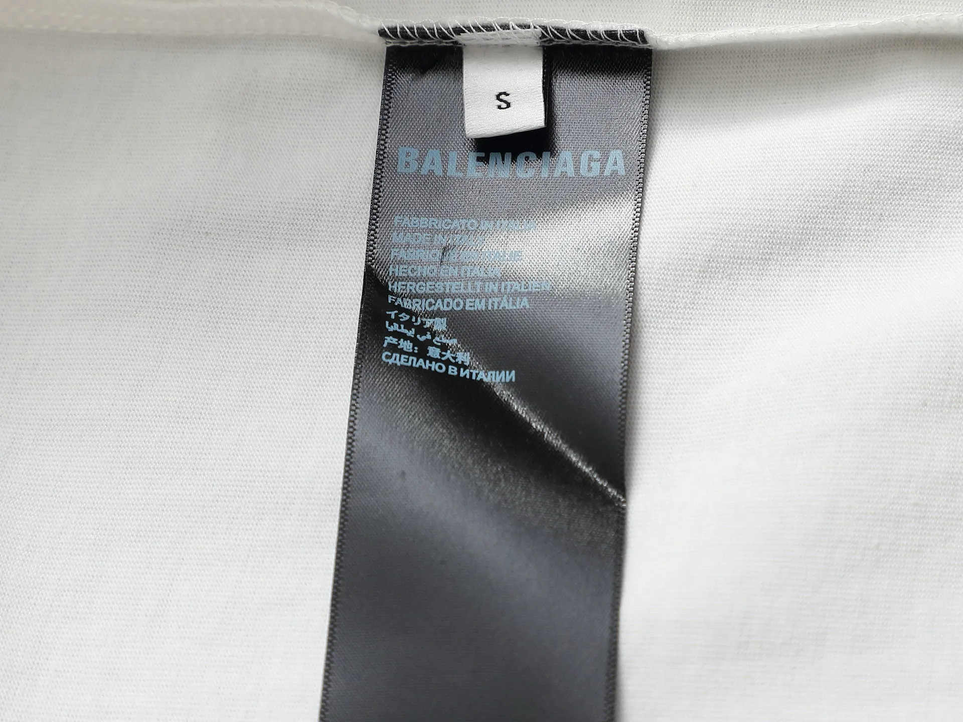 🅿️190 𝗕𝗮𝗹𝗲𝗻𝗰𝗶𝗮𝗴𝗮/Balenciaga 2025SS Classic Coke Wave Three-dimensional Embroidery Round Neck Short Sleeve - 𝘀𝗶𝘇𝗲:𝗫𝗦 𝗦 𝗠 𝗟 - Color: Black White ✅No.1 quality in this market Real ceiling quality ✅All original development drawings pay attention to details to avoid mixed distribution of stolen pictures ✅Correct 300g custom-woven and dyed double yarn fabric Soft and comfortable ✅Correct imported material embroidery thread Japanese Tajima Wanzhen Heavy Industries embroidery machine Letters are clear and three-dimensional ✅Thread dyeing has no color difference Overweight craftsmanship Differentiates market currency Here is an explanation of why mine is a little more expensive than others,