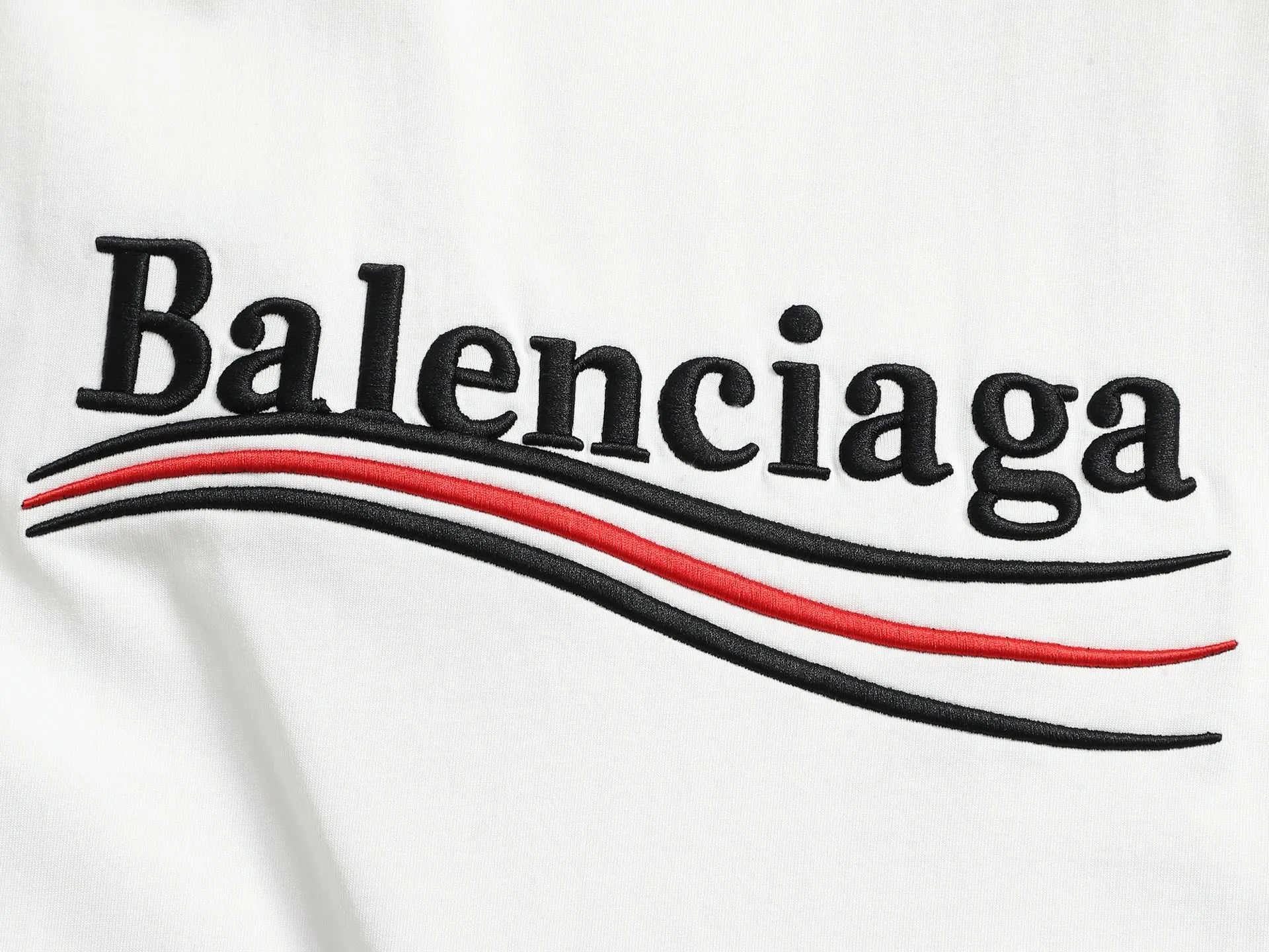 🅿️190 𝗕𝗮𝗹𝗲𝗻𝗰𝗶𝗮𝗴𝗮/Balenciaga 2025SS Classic Coke Wave Three-dimensional Embroidery Round Neck Short Sleeve - 𝘀𝗶𝘇𝗲:𝗫𝗦 𝗦 𝗠 𝗟 - Color: Black White ✅No.1 quality in this market Real ceiling quality ✅All original development drawings pay attention to details to avoid mixed distribution of stolen pictures ✅Correct 300g custom-woven and dyed double yarn fabric Soft and comfortable ✅Correct imported material embroidery thread Japanese Tajima Wanzhen Heavy Industries embroidery machine Letters are clear and three-dimensional ✅Thread dyeing has no color difference Overweight craftsmanship Differentiates market currency Here is an explanation of why mine is a little more expensive than others,