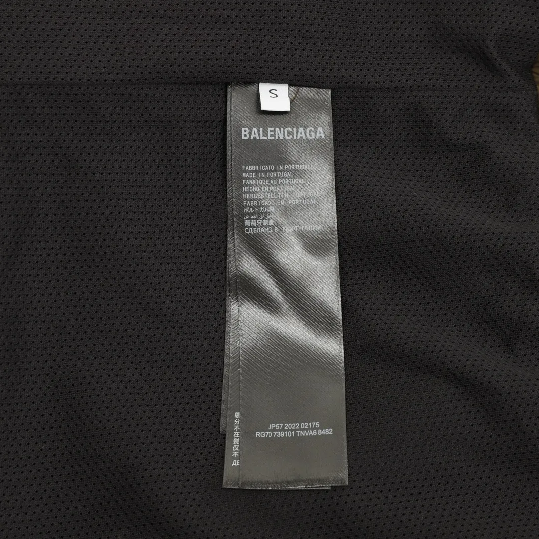 🅿️570 Balenciaga/Balenciaga three-color double-ring printed stand-up collar jacket. It is made of customized matt Taslan professional fabrics, plus three-proof coating process, Teflon anti-fouling treatment, anti-oil stains and easy to clean, polyester high-density bird's eye mesh lining, three-dimensional circulation breathable structure, quick moisture export, anti-static treatment, more comfortable to wear in autumn and winter, imported environmentally friendly glue screen printing, custom hardware zipper double puller LOGO, custom accessories three labels Size: XS-L