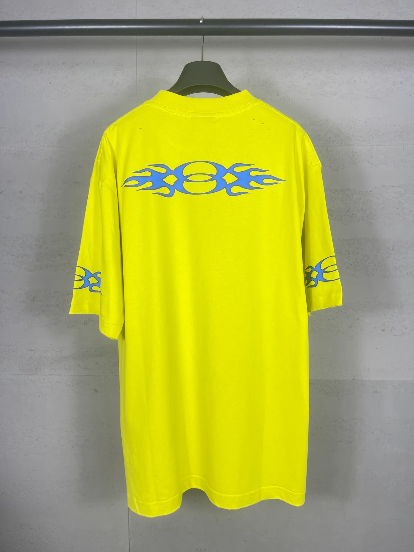 🅿️200 Actual Photos [Top Version. Official Website Quality] BALENCI*GA/Paris#.2024#Double Ring#Flame Direct Injection Printed Washed and Distressed Short-Sleeved T-shirt 2024 New Style. Developed as a genuine product at the first time, widely used in the market. Happy printing comparison! The fabric is made of Paris ZP custom-woven and dyed cotton double yarn. Weighing 260 grams, the cloth surface is clean. The cloth pattern is clear, soft and comfortable. The threads are dyed with no color difference. The printing uses environmentally friendly imported materials for direct printing, with clear patterns and three-dimensional effects. The entire garment is washed, distressed and worn. The version adopts OS loose shoulder design. Same style for men and women. Code: BL223376 Color: black, yellow, washed blue. Size: XS to L