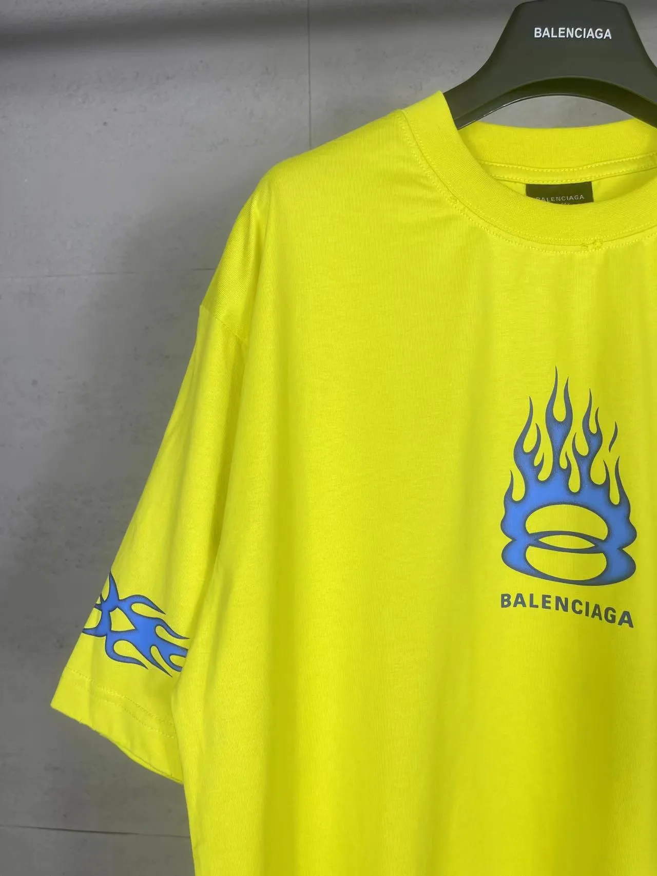 🅿️200 Actual Photos [Top Version. Official Website Quality] BALENCI*GA/Paris#.2024#Double Ring#Flame Direct Injection Printed Washed and Distressed Short-Sleeved T-shirt 2024 New Style. Developed as a genuine product at the first time, widely used in the market. Happy printing comparison! The fabric is made of Paris ZP custom-woven and dyed cotton double yarn. Weighing 260 grams, the cloth surface is clean. The cloth pattern is clear, soft and comfortable. The threads are dyed with no color difference. The printing uses environmentally friendly imported materials for direct printing, with clear patterns and three-dimensional effects. The entire garment is washed, distressed and worn. The version adopts OS loose shoulder design. Same style for men and women. Code: BL223376 Color: black, yellow, washed blue. Size: XS to L