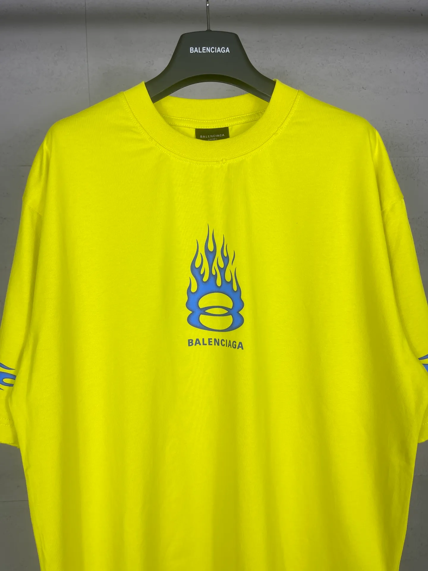 🅿️200 Actual Photos [Top Version. Official Website Quality] BALENCI*GA/Paris#.2024#Double Ring#Flame Direct Injection Printed Washed and Distressed Short-Sleeved T-shirt 2024 New Style. Developed as a genuine product at the first time, widely used in the market. Happy printing comparison! The fabric is made of Paris ZP custom-woven and dyed cotton double yarn. Weighing 260 grams, the cloth surface is clean. The cloth pattern is clear, soft and comfortable. The threads are dyed with no color difference. The printing uses environmentally friendly imported materials for direct printing, with clear patterns and three-dimensional effects. The entire garment is washed, distressed and worn. The version adopts OS loose shoulder design. Same style for men and women. Code: BL223376 Color: black, yellow, washed blue. Size: XS to L