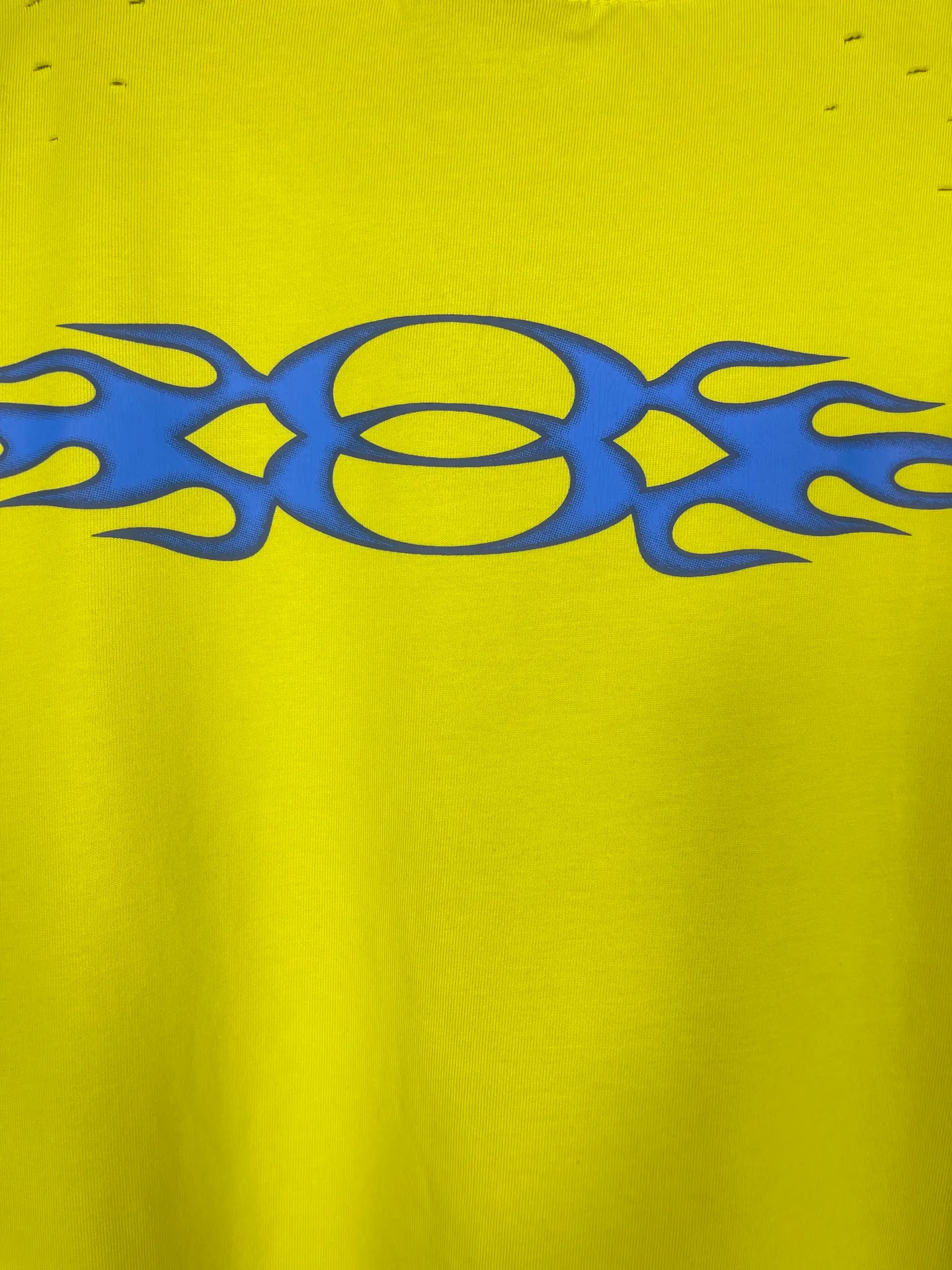 🅿️200 Actual Photos [Top Version. Official Website Quality] BALENCI*GA/Paris#.2024#Double Ring#Flame Direct Injection Printed Washed and Distressed Short-Sleeved T-shirt 2024 New Style. Developed as a genuine product at the first time, widely used in the market. Happy printing comparison! The fabric is made of Paris ZP custom-woven and dyed cotton double yarn. Weighing 260 grams, the cloth surface is clean. The cloth pattern is clear, soft and comfortable. The threads are dyed with no color difference. The printing uses environmentally friendly imported materials for direct printing, with clear patterns and three-dimensional effects. The entire garment is washed, distressed and worn. The version adopts OS loose shoulder design. Same style for men and women. Code: BL223376 Color: black, yellow, washed blue. Size: XS to L