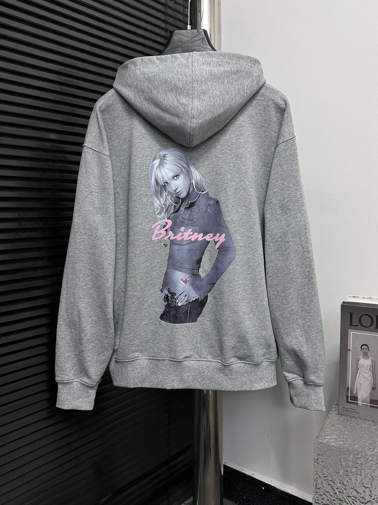 🅿️330 【BALENCIaGA】Paris Notes Singer Portrait Hooded Sweatshirt. The fabric surface is clean. The fabric pattern is clear, soft and comfortable. The threads are dyed with no color difference. The tape is stamped with imported transparent glue. The effect is three-dimensional. Restore brick cabinets, adopt OS loose shoulder style. Same style for men and women. Size: S-XL