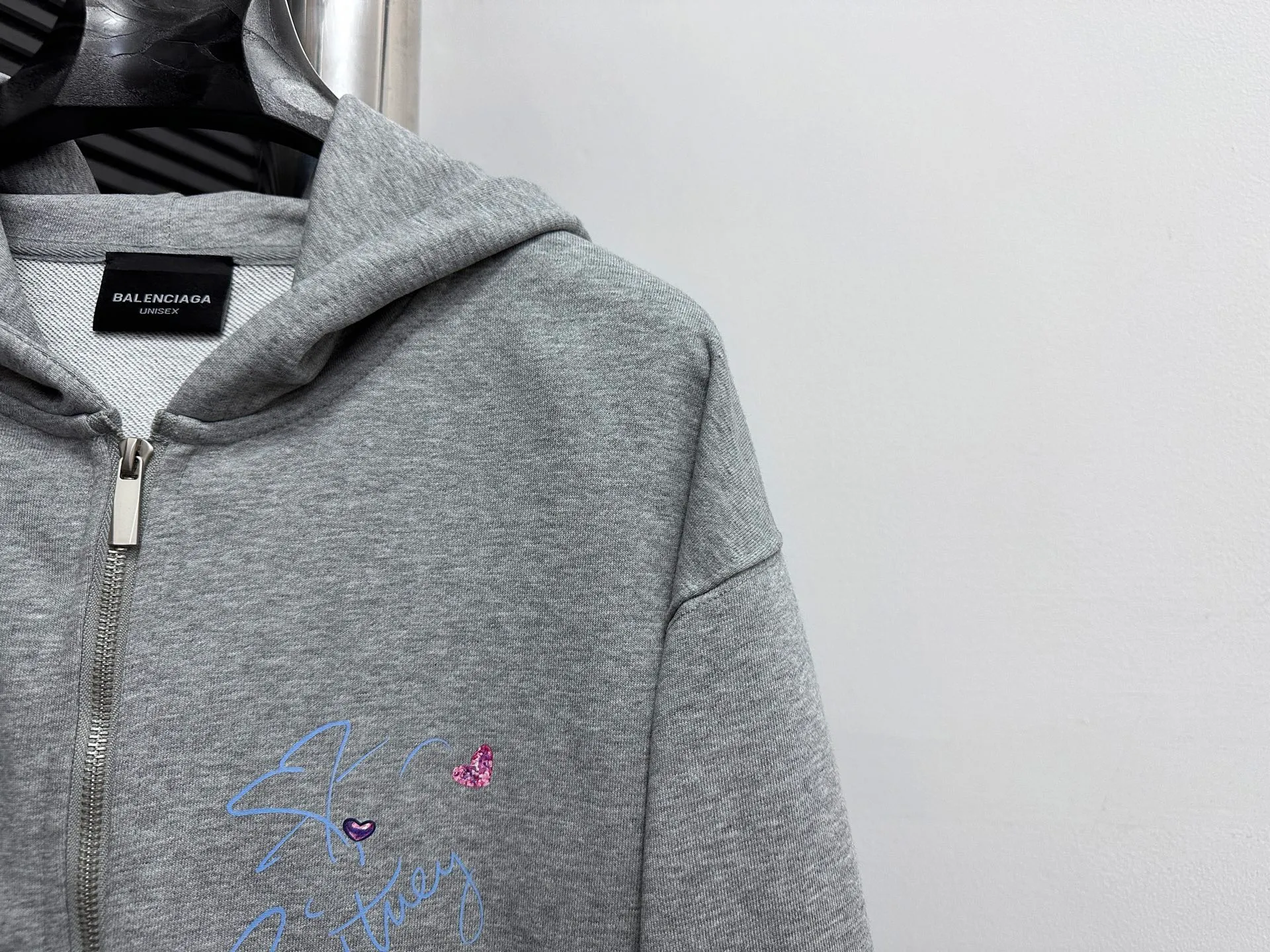 🅿️330 【BALENCIaGA】Paris Notes Singer Portrait Hooded Sweatshirt. The fabric surface is clean. The fabric pattern is clear, soft and comfortable. The threads are dyed with no color difference. The tape is stamped with imported transparent glue. The effect is three-dimensional. Restore brick cabinets, adopt OS loose shoulder style. Same style for men and women. Size: S-XL