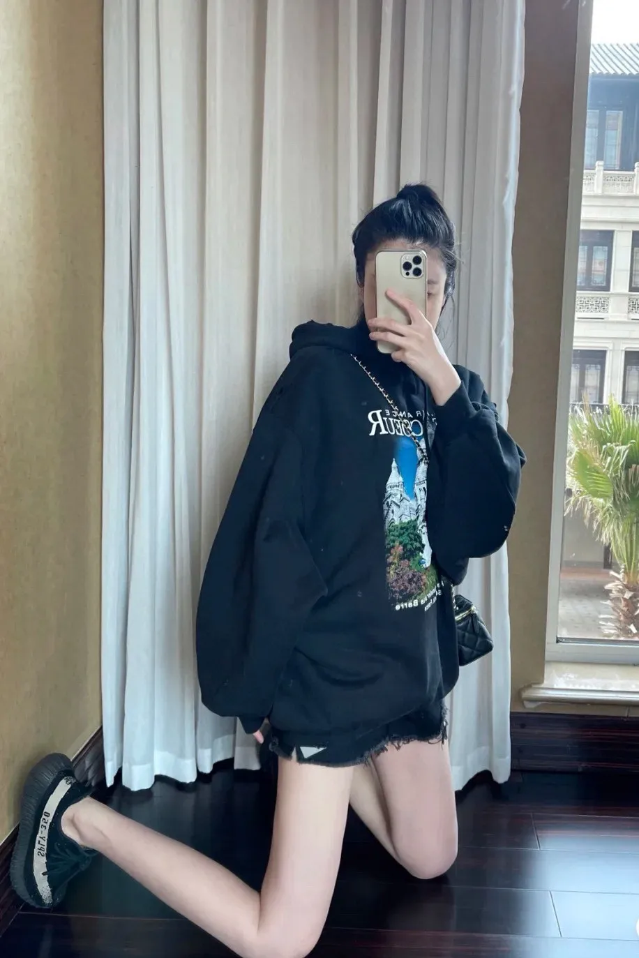 ♻️💯Upper body reference model picture❤️Top tested version BALENCIAGA Balenciaga Sacred Heart Cathedral Garden Notre Dame Castle loose cotton men and women couples same style autumn and winter pure cotton hoodie hooded sweatshirt Top quality, each piece has been garment washed. The printing process adopts Kornit Digital 7-color direct printing, which restores the picture quality in high definition. People, trees and buildings are clearly visible and layered. Letter printing details are processed without tooth edges! The cost of front and back printing is enough to buy a box of good cigarettes. Details are as shown in the picture, all products are visually photographed without any modification! The fabric is made of 480g combed cotton terry fabric, which is heavy-weight and has a full drape. The most important thing is that while ensuring the weight, it can also effectively exert its breathable and breathable effect! Exclusive quality shipment Original fabric Self-adhesive coding Counter tag Size: XS-L Color: Black White P: 480