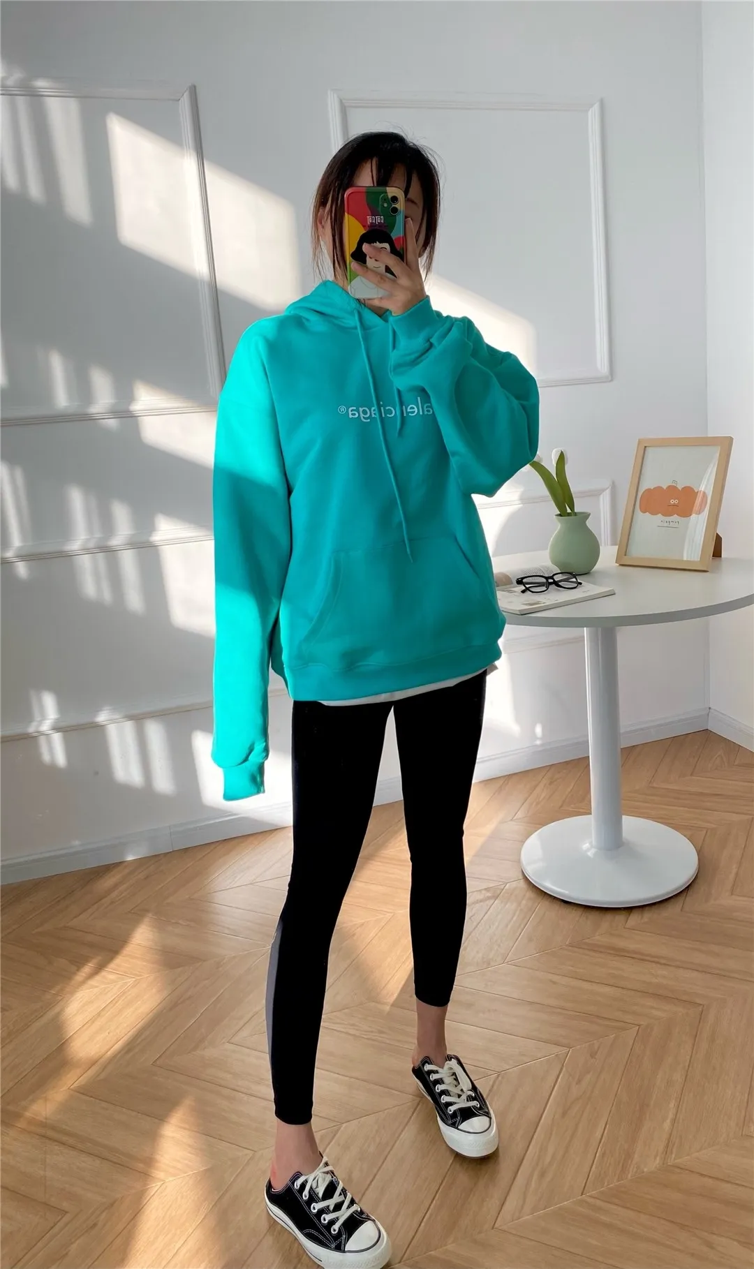 ♻️💯Reference model picture for the upper body❤️The top tested version of Balenciaga mailbox logo pure cotton loose-fitting autumn and winter hoodie for men and women couples. A simple basic sweatshirt. A simple sweatshirt that you can fall in love with at first glance. The Blcg mailbox logo on the chest is simple and beautiful. It is operated by an imported elliptical machine, with no burrs and neat alignment! The fabric is made of 480g pure cotton fabric, which is different from the low-end version. The color is also super beautiful. You must get this one! ! ! ! !  Color: black, white, fog blue, khaki, lake green Size: XS-L P:450