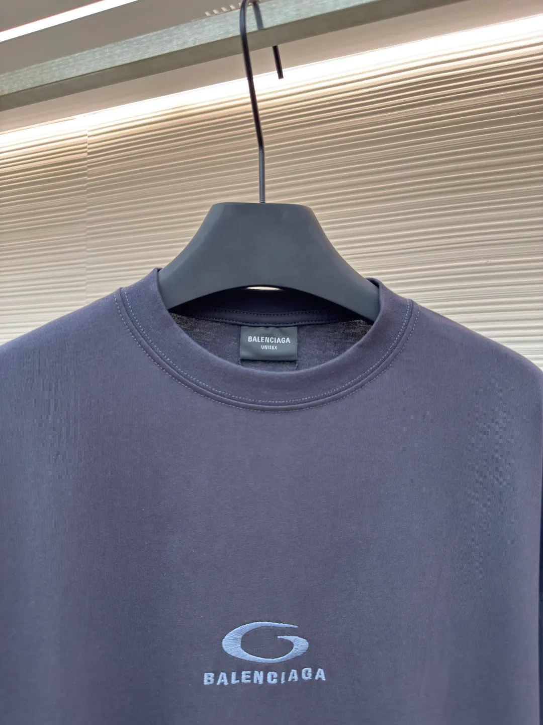 Balenciaga gray circle embroidery round neck short sleeves ●Authentic product: purchased and developed by 3184 ●Item number: 1680218-A00 ●Fabric: pure cotton fabric ●Technology: embroidery production ●Version: loose version ●Weight: about 250 grams ●Size: Thread, 270g. 24S fabric is a medium-to-thick yarn, suitable for creating thick, crisp fabrics with a slightly rough texture, which is in line with the "natural and original" effect pursued by retro style. The texture is soft, breathable and elastic, suitable for close-fitting wear and able to create a simple and smooth silhouette. The loose silhouette design details with a retro feel are reflected through old textures, faded processing, and classic tailoring. The overall wiring is straight and delicate, the fabric is comfortable and soft, and the color is consistent without color difference. It can be matched with the same style to create a fashionable look and control various occasions. Customized accessories, complete with three standards, same style for men and women!