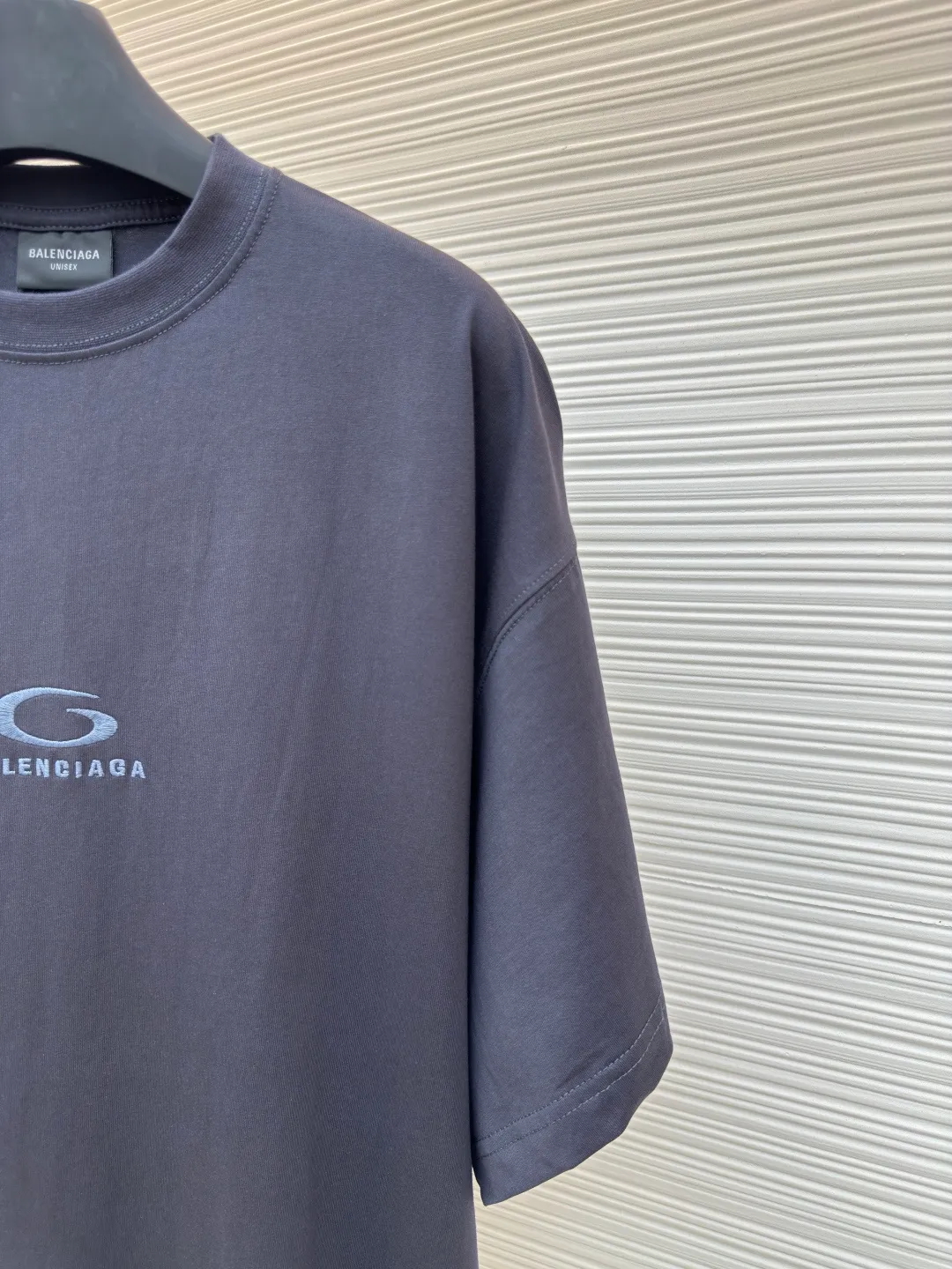 Balenciaga gray circle embroidery round neck short sleeves ●Authentic product: purchased and developed by 3184 ●Item number: 1680218-A00 ●Fabric: pure cotton fabric ●Technology: embroidery production ●Version: loose version ●Weight: about 250 grams ●Size: Thread, 270g. 24S fabric is a medium-to-thick yarn, suitable for creating thick, crisp fabrics with a slightly rough texture, which is in line with the "natural and original" effect pursued by retro style. The texture is soft, breathable and elastic, suitable for close-fitting wear and able to create a simple and smooth silhouette. The loose silhouette design details with a retro feel are reflected through old textures, faded processing, and classic tailoring. The overall wiring is straight and delicate, the fabric is comfortable and soft, and the color is consistent without color difference. It can be matched with the same style to create a fashionable look and control various occasions. Customized accessories, complete with three standards, same style for men and women!