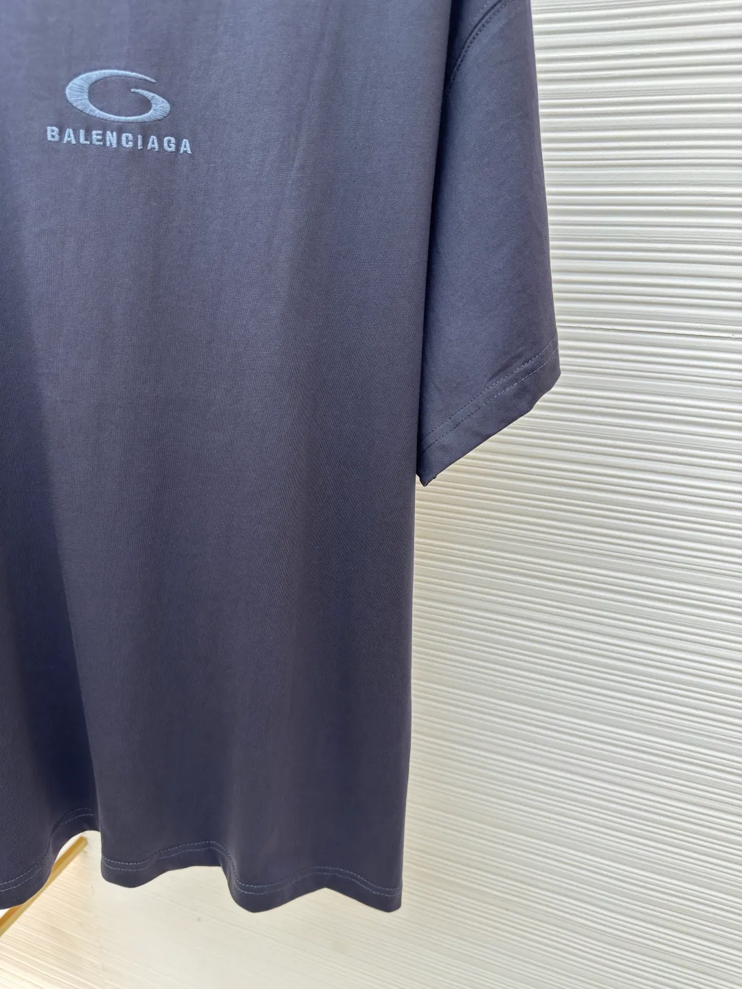Balenciaga gray circle embroidery round neck short sleeves ●Authentic product: purchased and developed by 3184 ●Item number: 1680218-A00 ●Fabric: pure cotton fabric ●Technology: embroidery production ●Version: loose version ●Weight: about 250 grams ●Size: Thread, 270g. 24S fabric is a medium-to-thick yarn, suitable for creating thick, crisp fabrics with a slightly rough texture, which is in line with the "natural and original" effect pursued by retro style. The texture is soft, breathable and elastic, suitable for close-fitting wear and able to create a simple and smooth silhouette. The loose silhouette design details with a retro feel are reflected through old textures, faded processing, and classic tailoring. The overall wiring is straight and delicate, the fabric is comfortable and soft, and the color is consistent without color difference. It can be matched with the same style to create a fashionable look and control various occasions. Customized accessories, complete with three standards, same style for men and women!