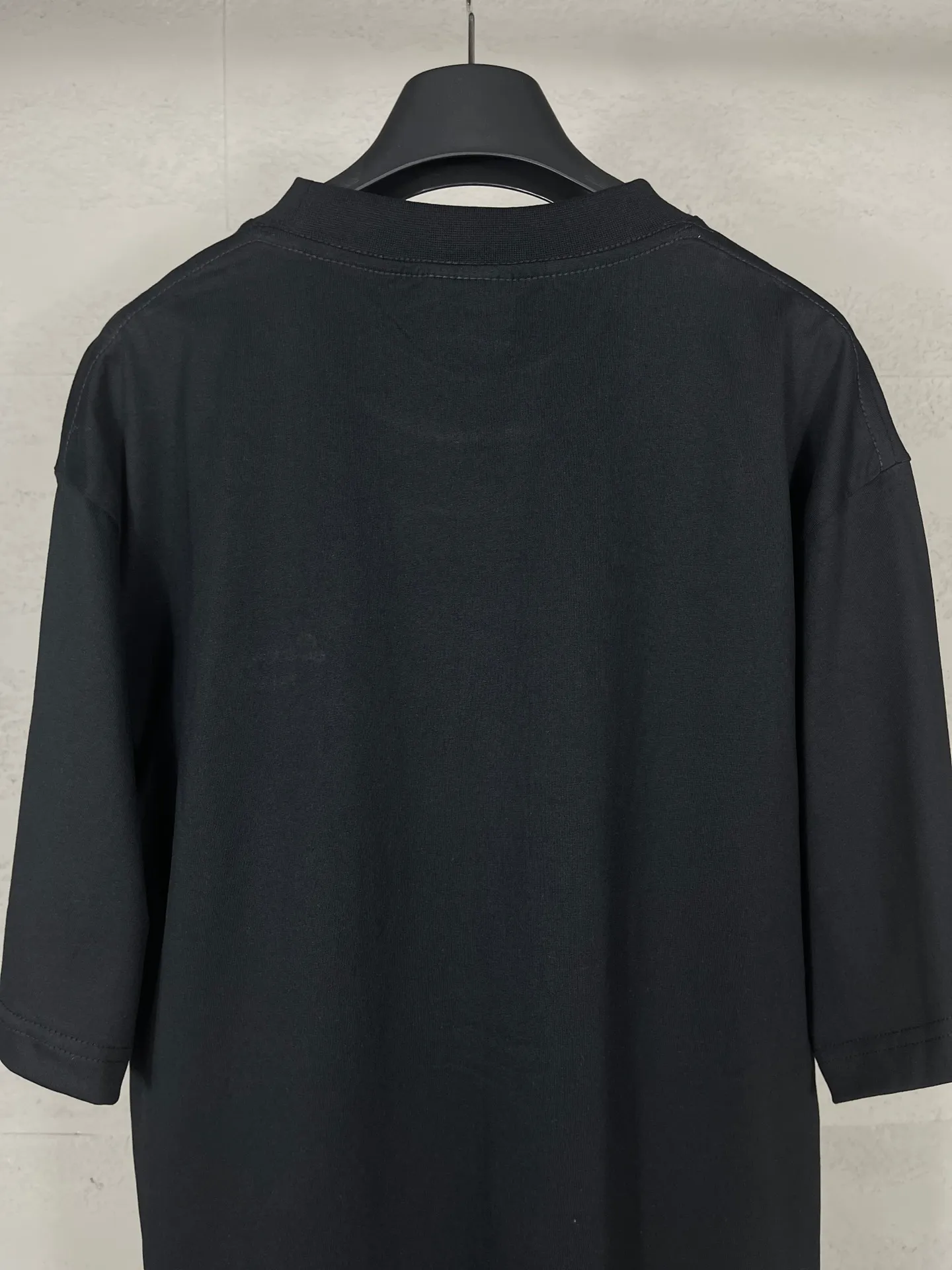 🅿️170 real photos [Top version. Official website quality] BALENCI*GA/Paris BALENCI*GA# short-sleeved T-shirt with new LOGO in small letters on the chest. Brick cabinet synchronization. The fabric is made of Paris ZP custom-woven and dyed cotton double yarn. The weight is 260 grams. The cloth surface is clean. The texture is clear. Soft and comfortable. The color fastness is good. It is not easy to change color. The threads are woven and dyed with no color difference. The front and back embroidery is embroidered with an embroidery machine imported from Tajima. The effect is three-dimensional and the garment is distressed. The version adopts OS loose shoulder design. Same style for men and women. Code: BL223379 Color: black. Size: XS to L