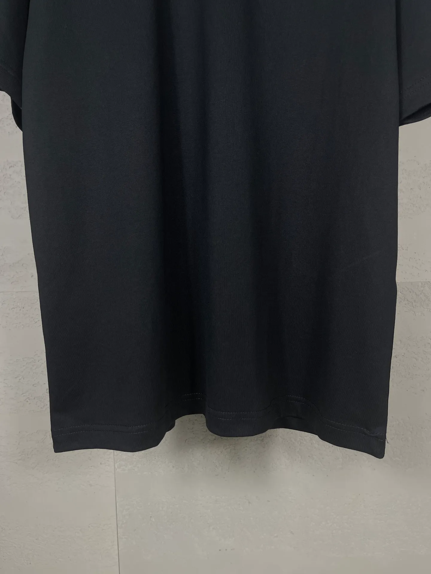 🅿️170 real photos [Top version. Official website quality] BALENCI*GA/Paris BALENCI*GA# short-sleeved T-shirt with new LOGO in small letters on the chest. Brick cabinet synchronization. The fabric is made of Paris ZP custom-woven and dyed cotton double yarn. The weight is 260 grams. The cloth surface is clean. The texture is clear. Soft and comfortable. The color fastness is good. It is not easy to change color. The threads are woven and dyed with no color difference. The front and back embroidery is embroidered with an embroidery machine imported from Tajima. The effect is three-dimensional and the garment is distressed. The version adopts OS loose shoulder design. Same style for men and women. Code: BL223379 Color: black. Size: XS to L