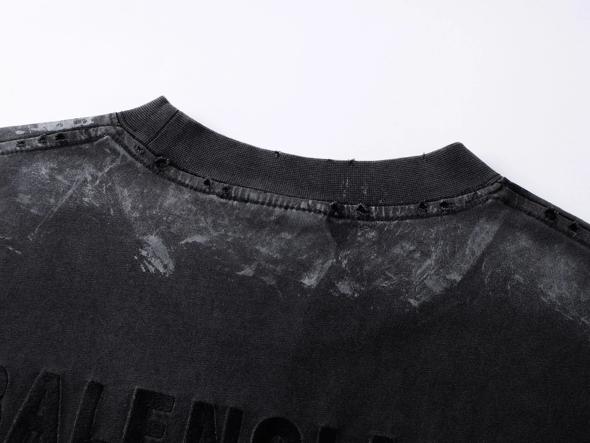 🅿️210 Actual pictures [Top version. Official website quality] BALENCI*GA/Paris #2025 new style. Front and back letter LOGO embroidery, hand-painted graffiti, washed and worn short-sleeved T-shirt, full of design. Welcome to compare. Notice! ️The fabric uses genuine environmentally friendly dyes, custom-woven and dyed 100% cotton double yarn, weight 260 grams, the cloth surface is clean. The cloth pattern is clear, soft and comfortable. The threads are dyed with no color difference. The classic letter LOGO is embroidered using imported Tajima embroidery machine. The garments are washed, distressed and hand-painted with graffiti. Extra heavy craftsmanship. . Restore the brick cabinet, adopt OS loose shoulder style. Same style for men and women. Code: BL253628 Color: Gray Size: XS S M L