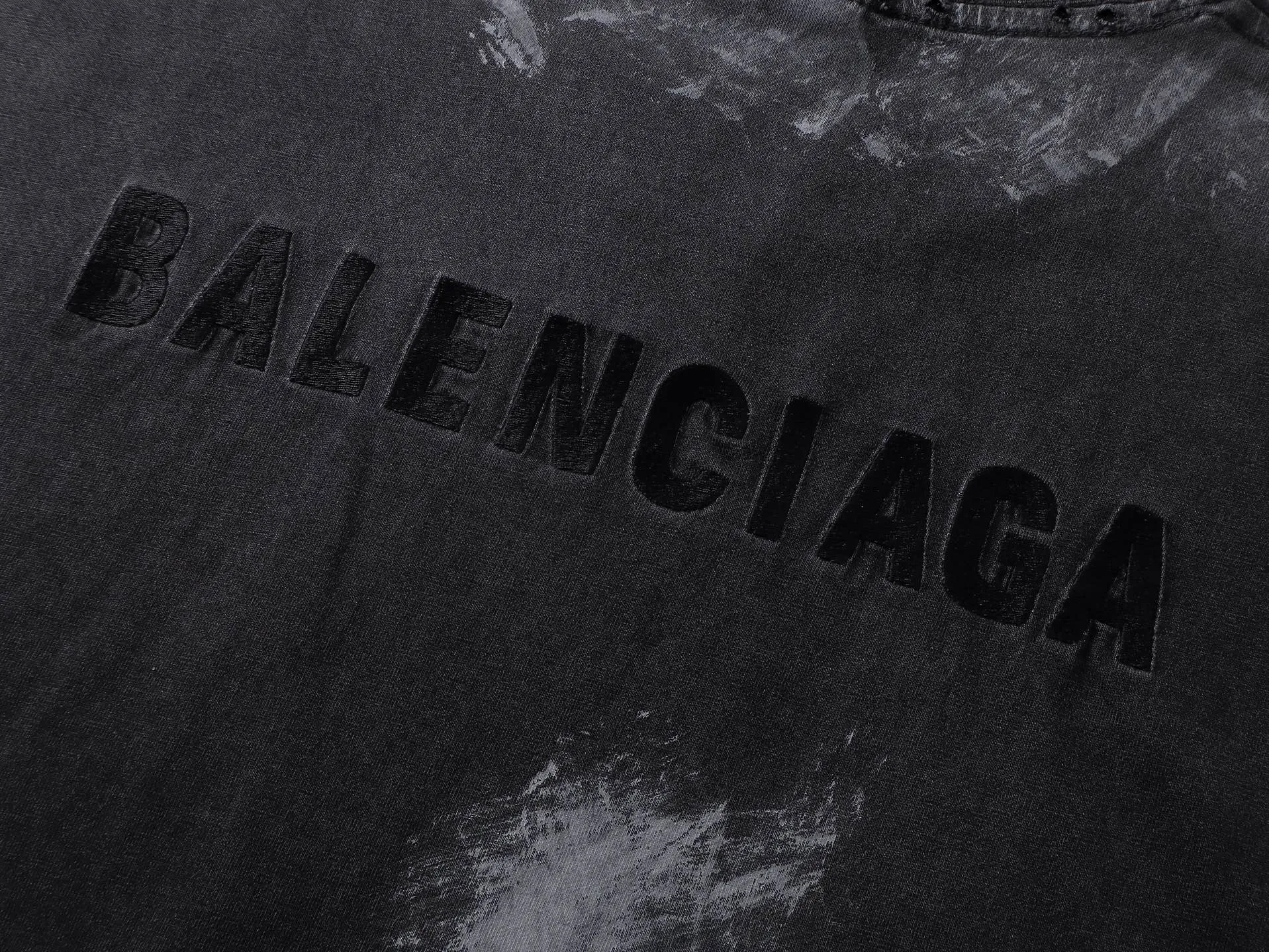 🅿️210 Actual pictures [Top version. Official website quality] BALENCI*GA/Paris #2025 new style. Front and back letter LOGO embroidery, hand-painted graffiti, washed and worn short-sleeved T-shirt, full of design. Welcome to compare. Notice! ️The fabric uses genuine environmentally friendly dyes, custom-woven and dyed 100% cotton double yarn, weight 260 grams, the cloth surface is clean. The cloth pattern is clear, soft and comfortable. The threads are dyed with no color difference. The classic letter LOGO is embroidered using imported Tajima embroidery machine. The garments are washed, distressed and hand-painted with graffiti. Extra heavy craftsmanship. . Restore the brick cabinet, adopt OS loose shoulder style. Same style for men and women. Code: BL253628 Color: Gray Size: XS S M L