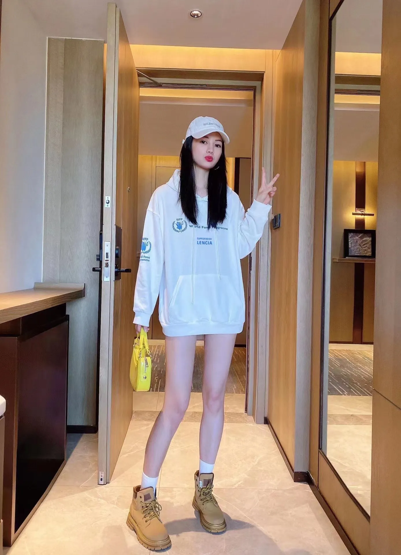 ♻️💯Reference model picture for the upper body❤️Top tested Balenciaga Balenciaga 22SS new WFP World Food Agency male and female couple star same style autumn and winter pure cotton hooded sweatshirt. The fabric is made of 480 grams of pure cotton terry material. It does not pill. It feels very good. Printed and dressed up dozens of times to achieve a 1:1 effect. They all use slurry imported from abroad. A proportion of foaming powder is added to the slurry to foam at high temperature. The printing embossing effect is very good, and the powder does not fall off or break. The front and rear panels are washable and environmentally friendly. The entire printing process takes a long time. The hem and cuffs are all customized threads. There is no error in dyeing in the same vat. The workmanship is perfect. The accessories are all customized. This year’s market hot trend has many Internet celebrities. The top is very trendy. The same style for men and women. OverSzie version. Color: Black White Size: XS-L P:450