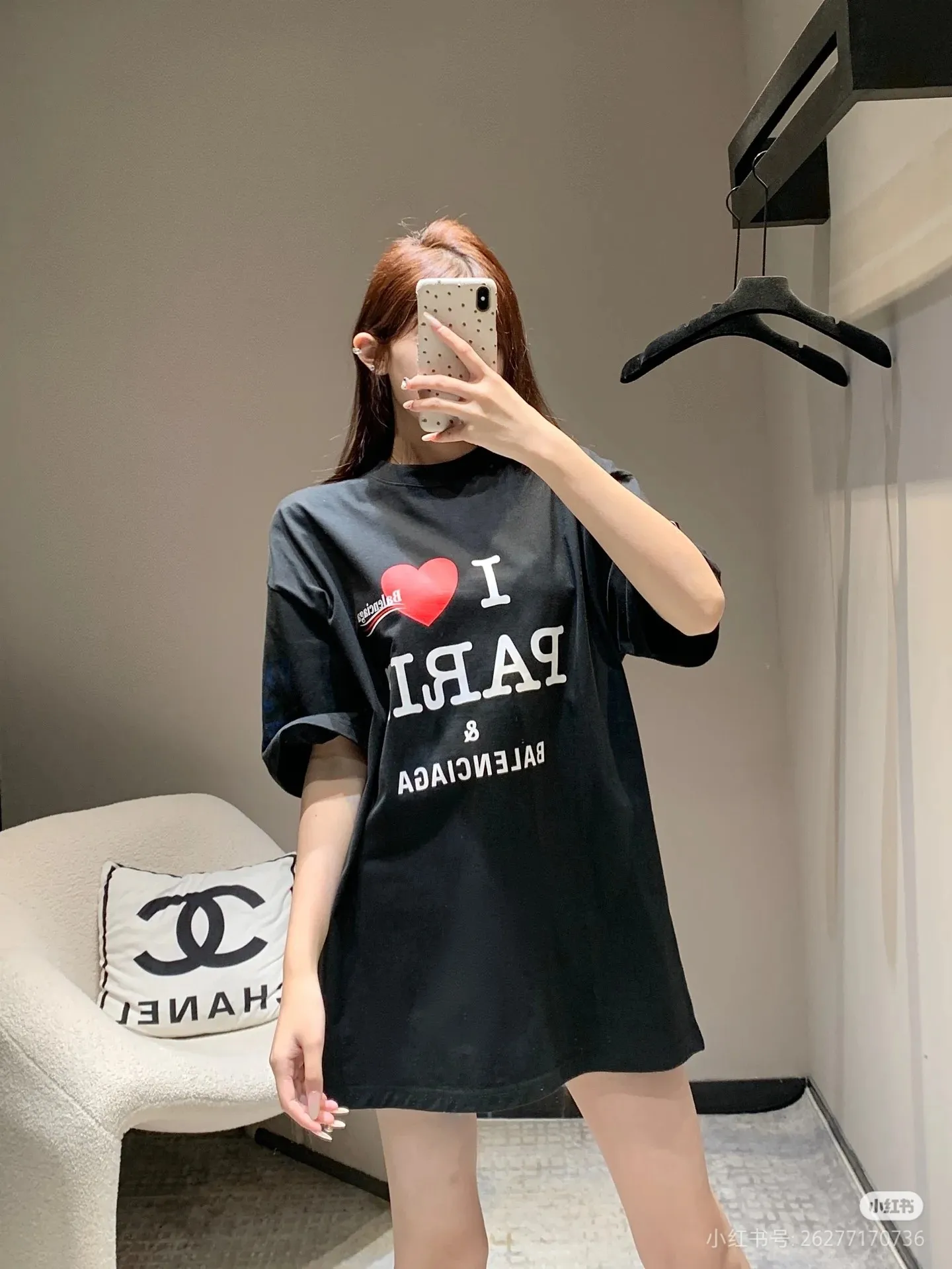 🎀Hot model pictures🎀[Top version. Official website quality] BALENCI*GA/Paris.SS25 latest model, front and back left and right sleeves I Love Paris & Balenciaxx art printed short-sleeved T-shirt. Brick cabinet synchronization. Genuine product developed at the first time, happy to print and compare! The fabric is made of Paris ZP custom-woven and dyed cotton double yarn. Weighing 260 grams, the cloth surface is clean. The cloth pattern is clear, soft and comfortable. The threads are dyed with no color difference. The printing uses environmentally friendly imported materials. The letters are clear and the effect is three-dimensional. The version adopts OS loose shoulder design. Same style for men and women. Color: white, black. Size: XS S M L P270